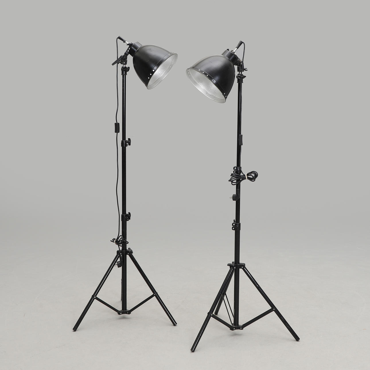 GOLV- / STUDIOLAMPOR, ett par, 1900/2000-tal.