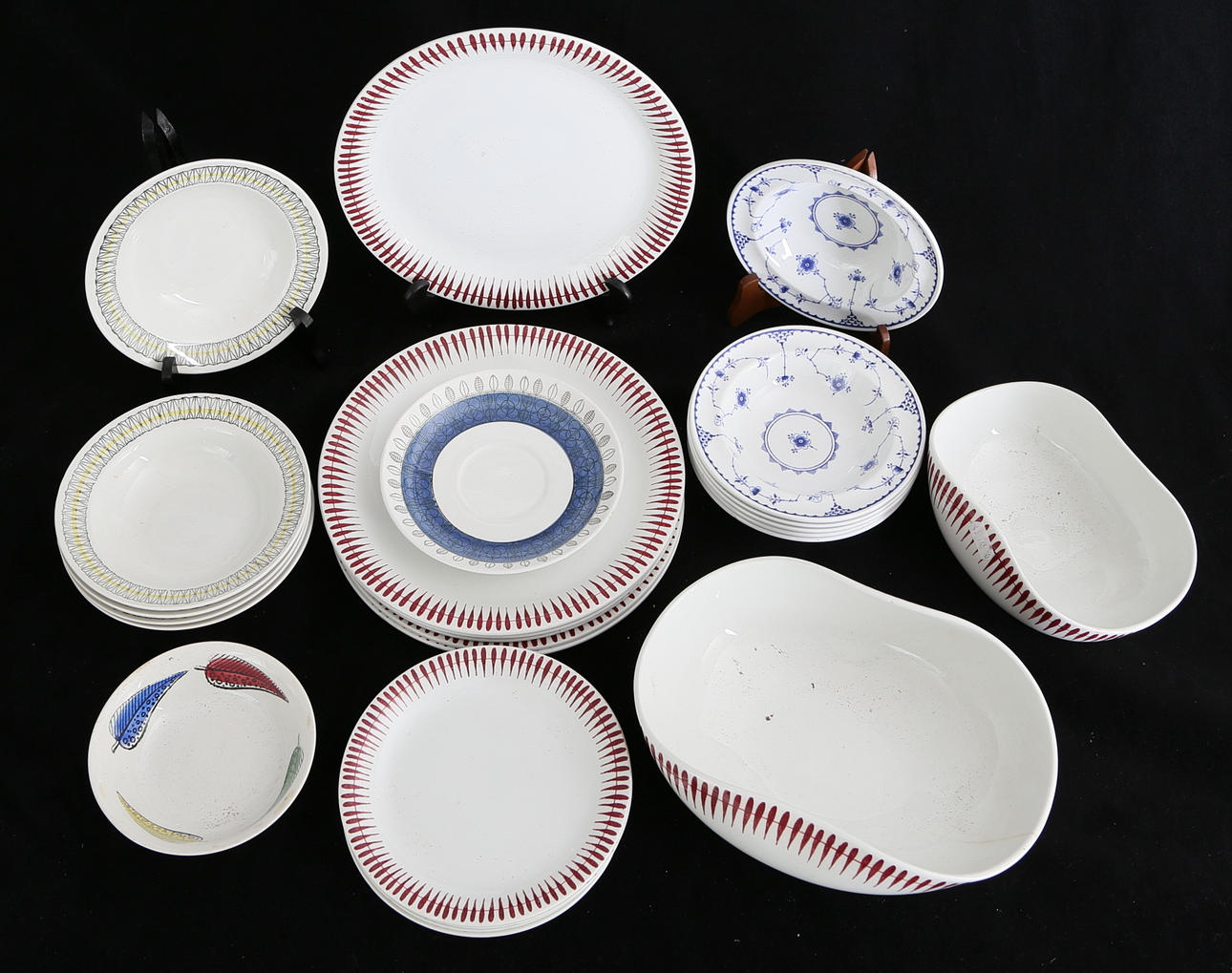 SERVISDELAR, 26 delar, porslin, bland annat "Kryss" Upsala Ekeby, "Amulett" Gustavsberg, 1900-talets mitt.