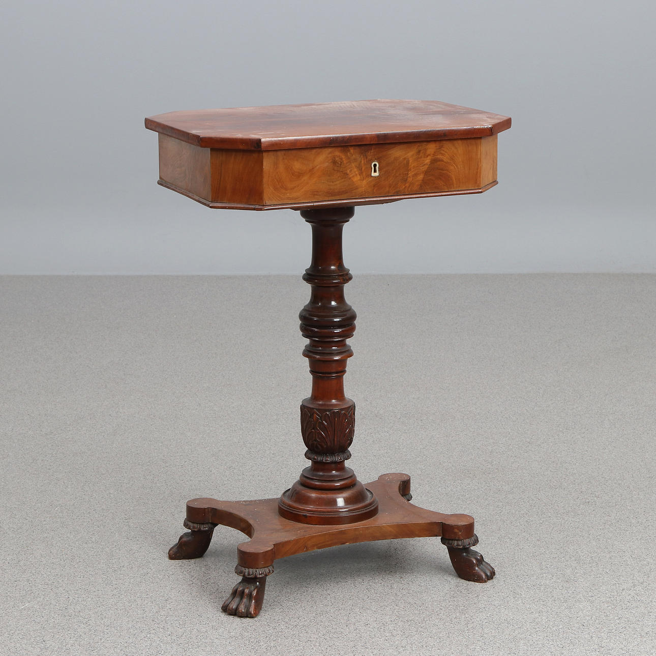 SEWING TABLE. Mahogany. 19th century.