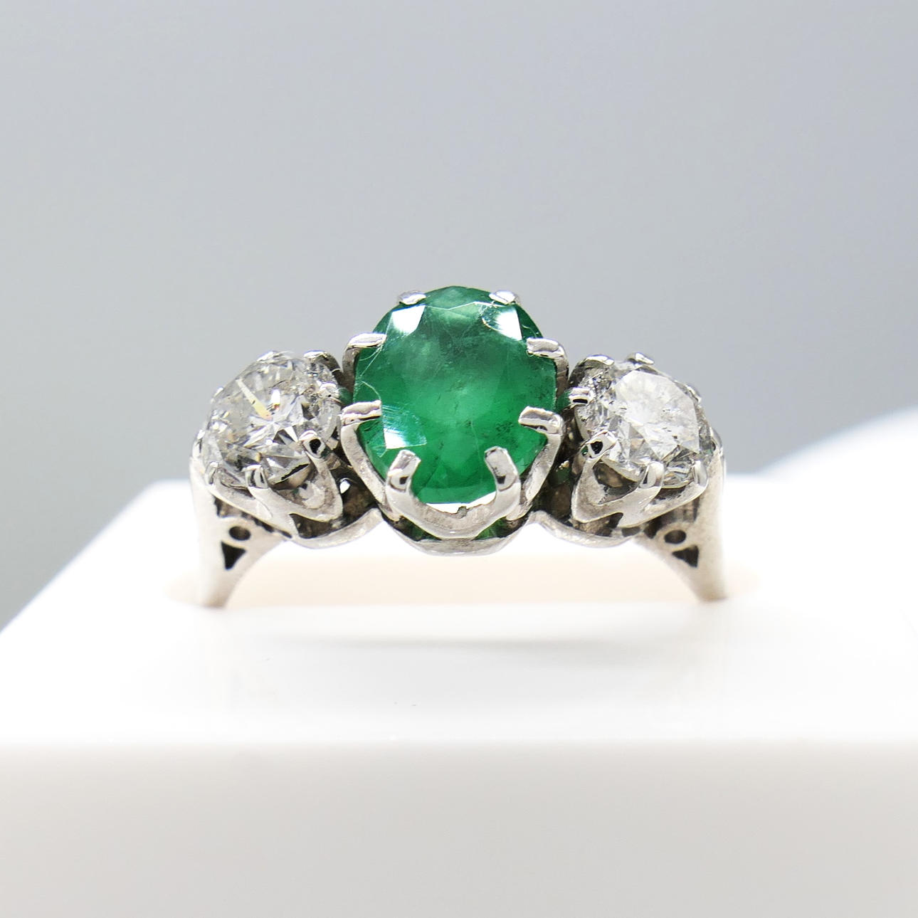 EMERALD & DIAMOND 3-stone ring.