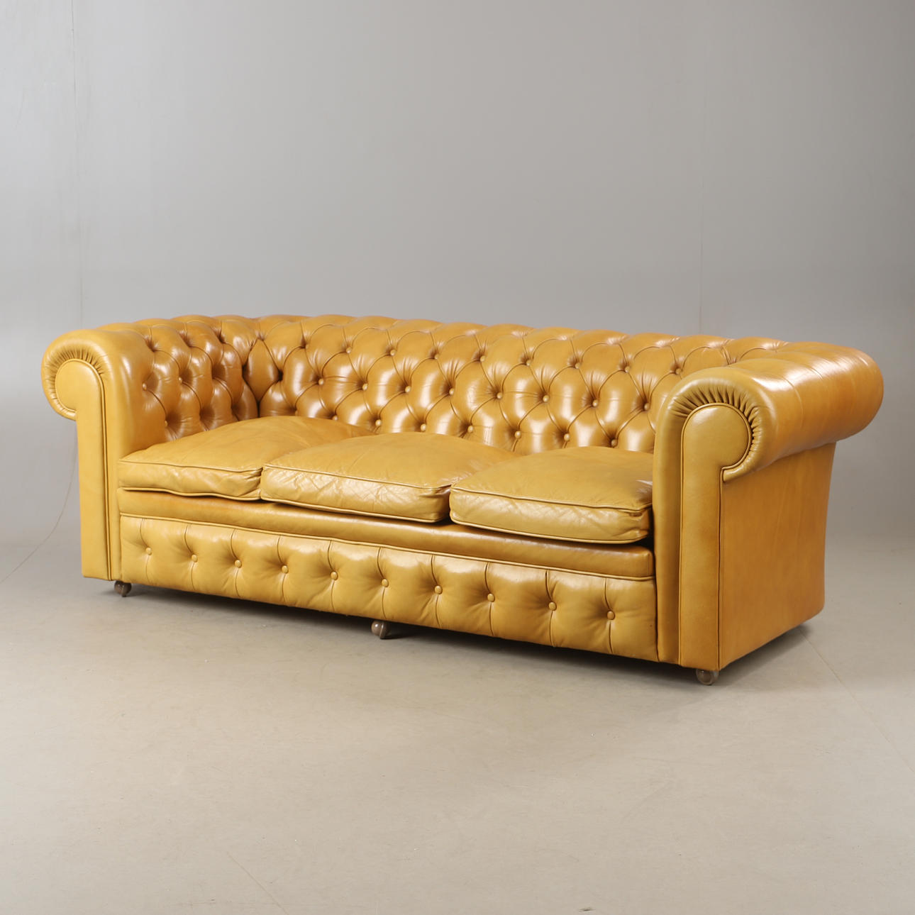 SOFFA, skinnklädsel, Chesterfield modell.
