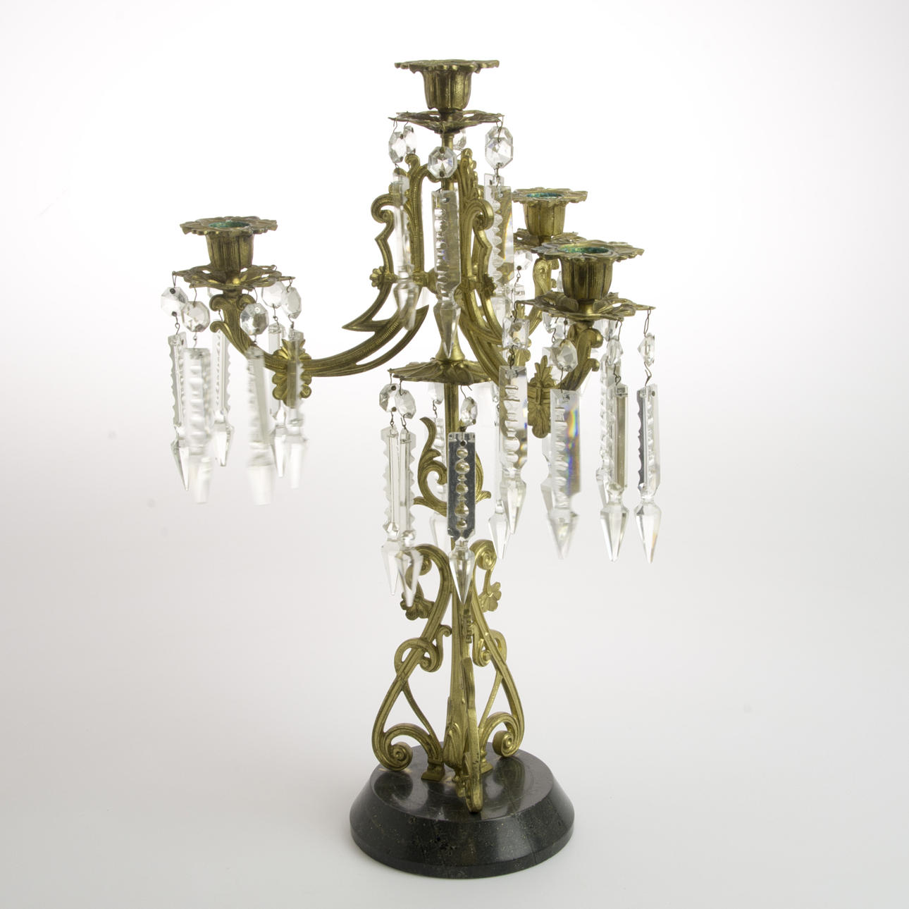 KANDELABER, förgylld metall med marmorfot och prismor, oscariansk.
