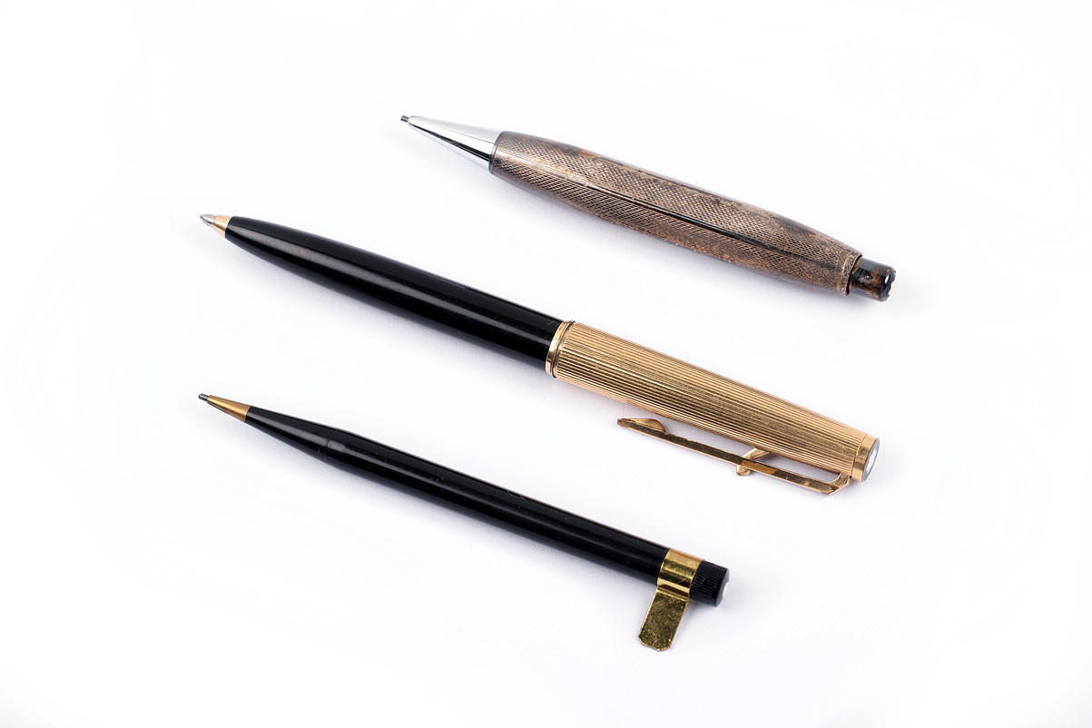 MONTBLANC. 2 skrivinstrument + 1 tillägg.