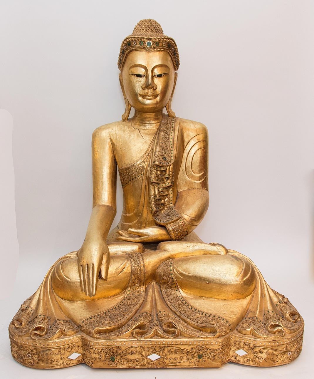 Buddha, bemålat trä, glasstenar, Thailand, 1900-tal.