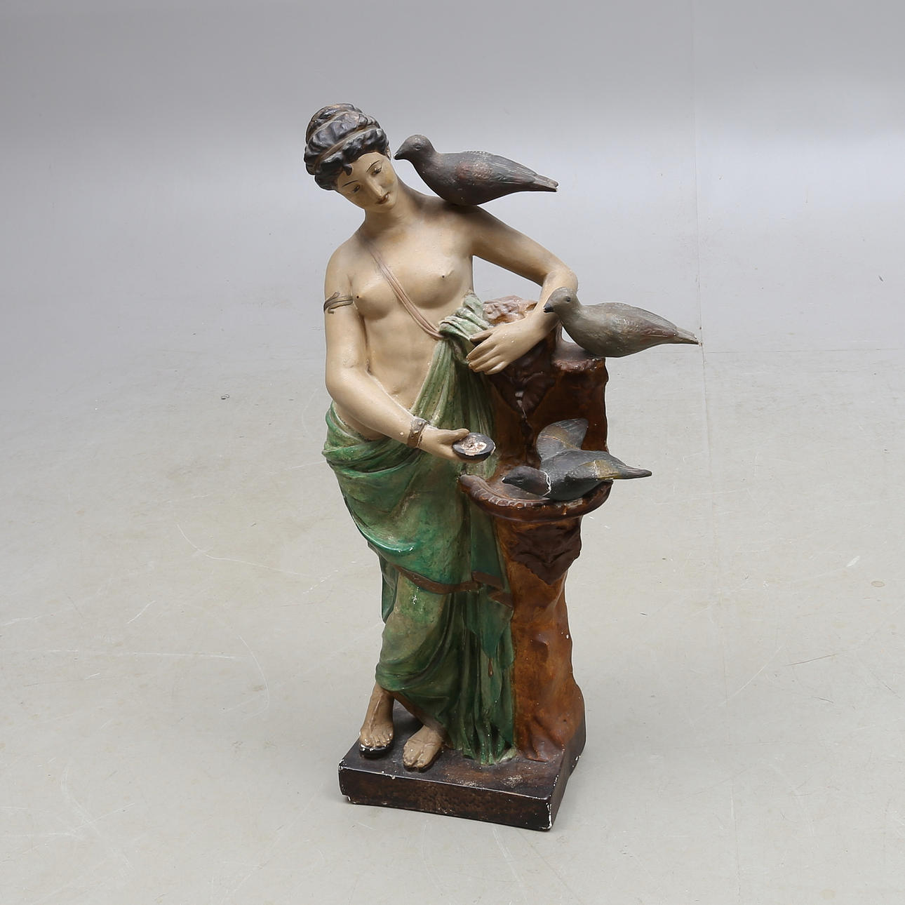 SKULPTUR, Kvinna vid fågelbad, gips, 1800-tal.