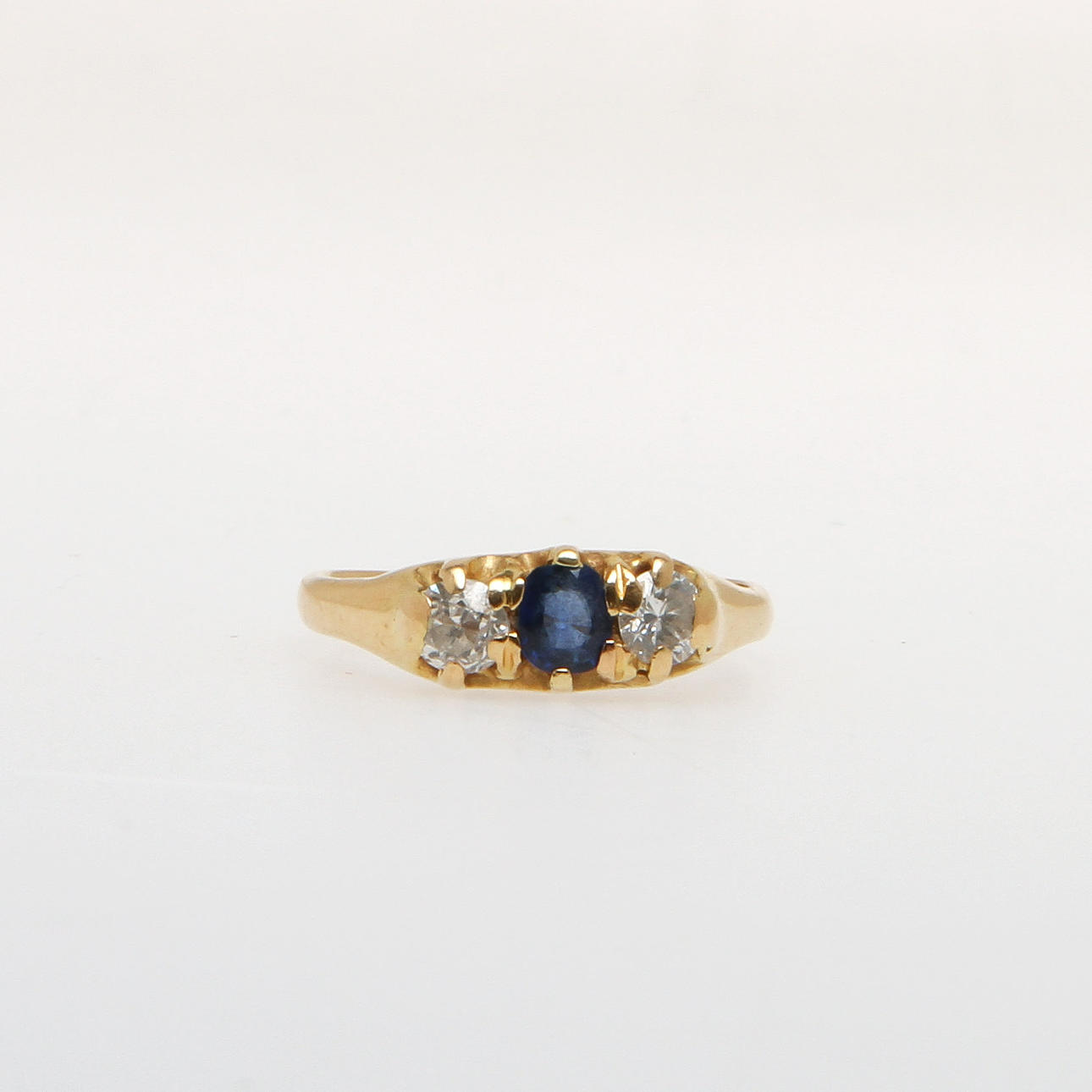 RING, 18k guld med 2 diamanter och blå sten, vikt 3,7 gram.