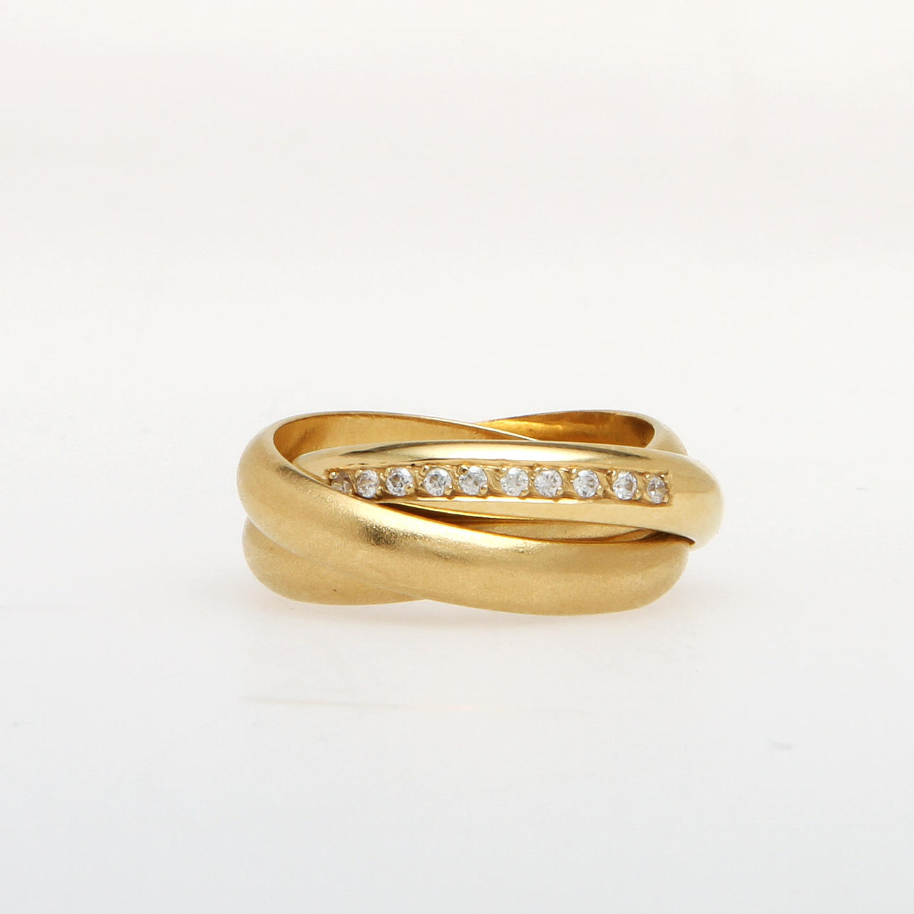 RING, 18k guld med små diamanter, vikt 17,6 gram.