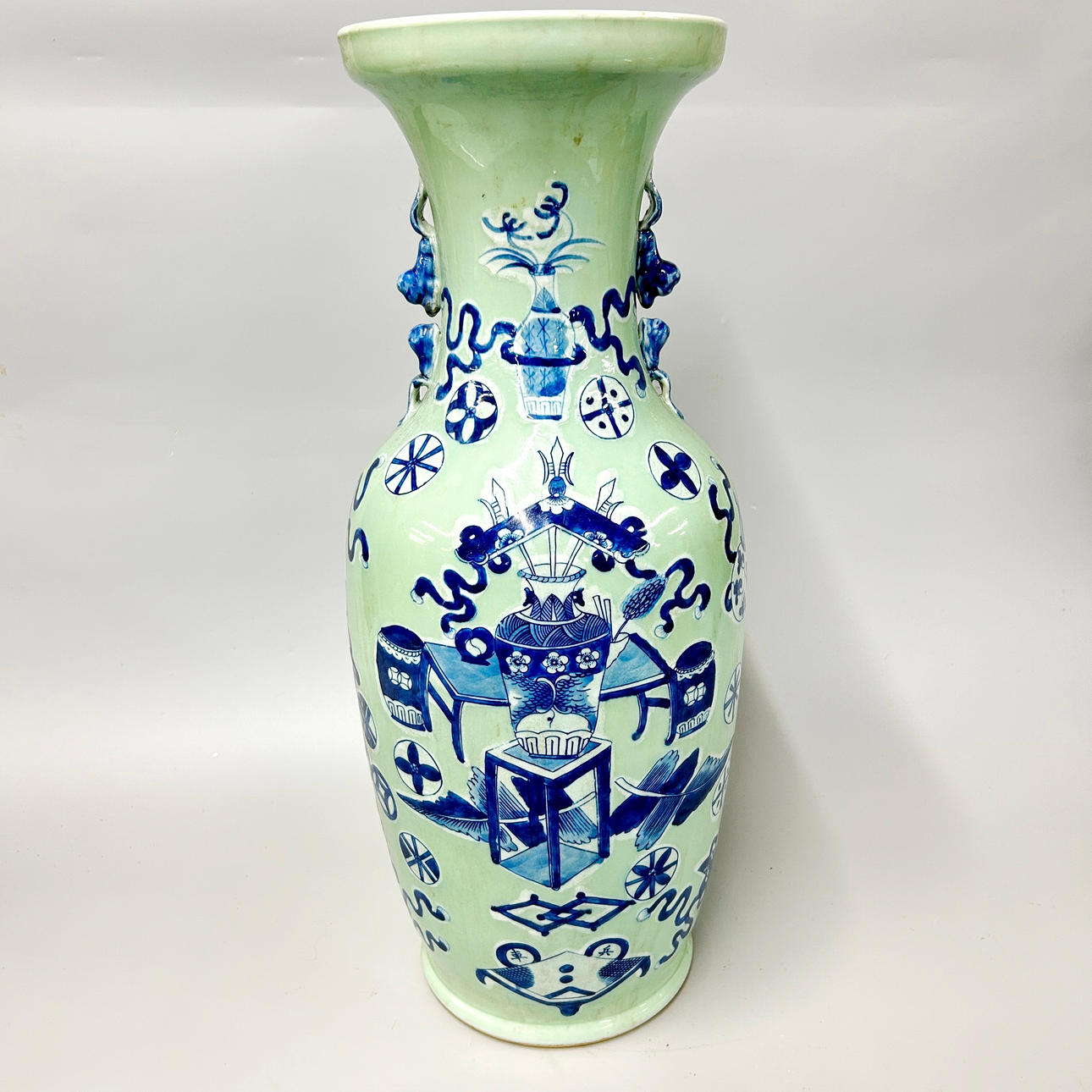 CHINESE BLUE AND WHITE VASE.