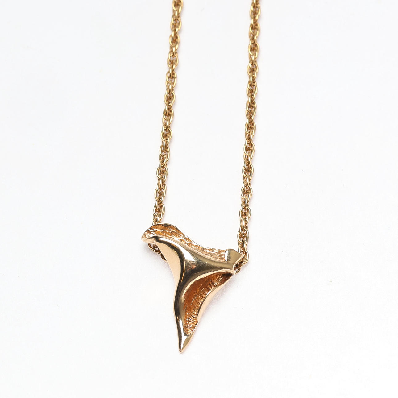 COLLIER. 18k guld, vikt ca 10,91 g.