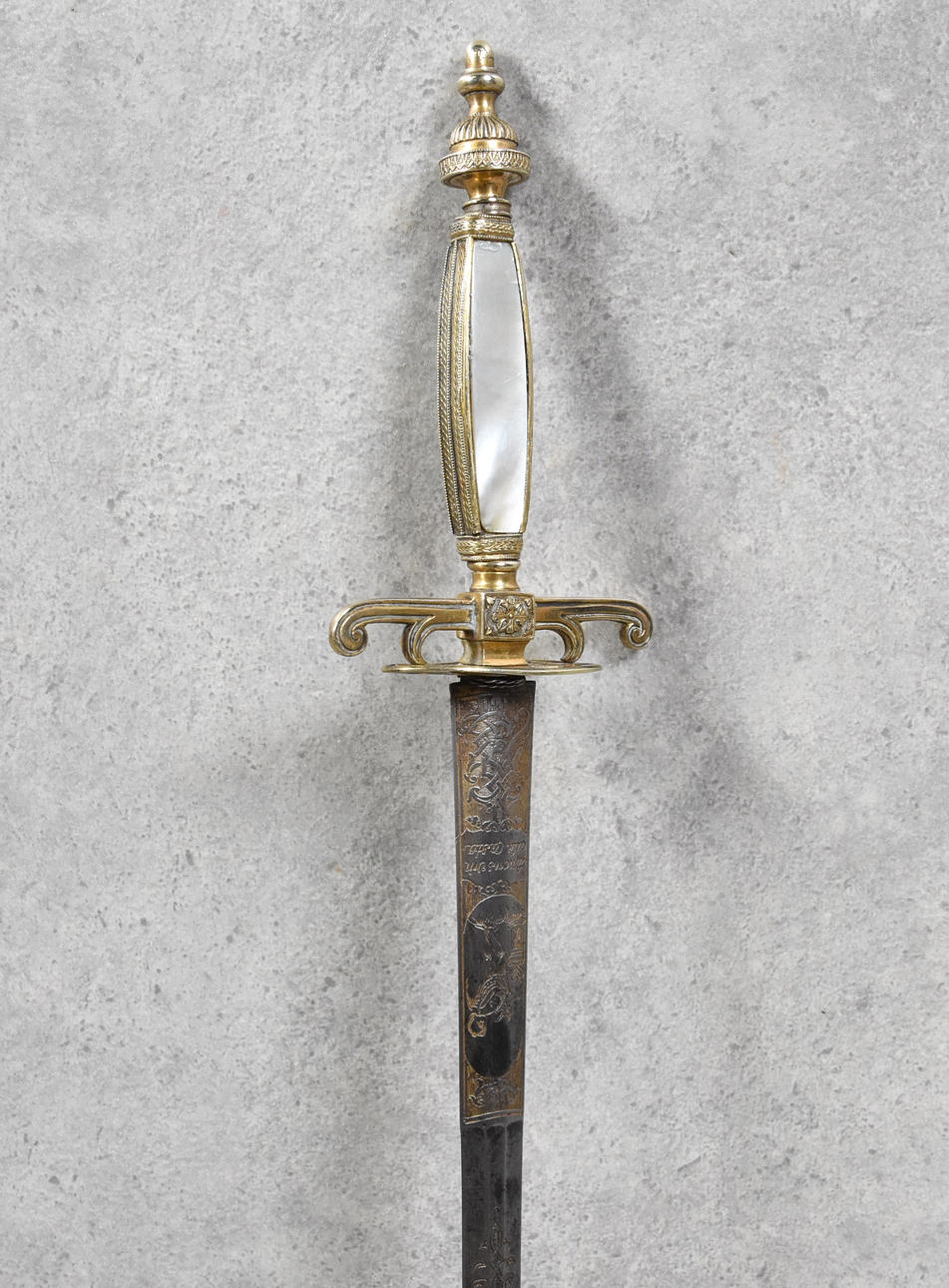 DRÄKTVÄRJA, graverad klinga.