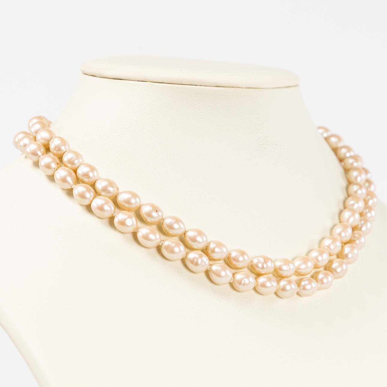 PÄRLCOLLIER. Tvåradigt.