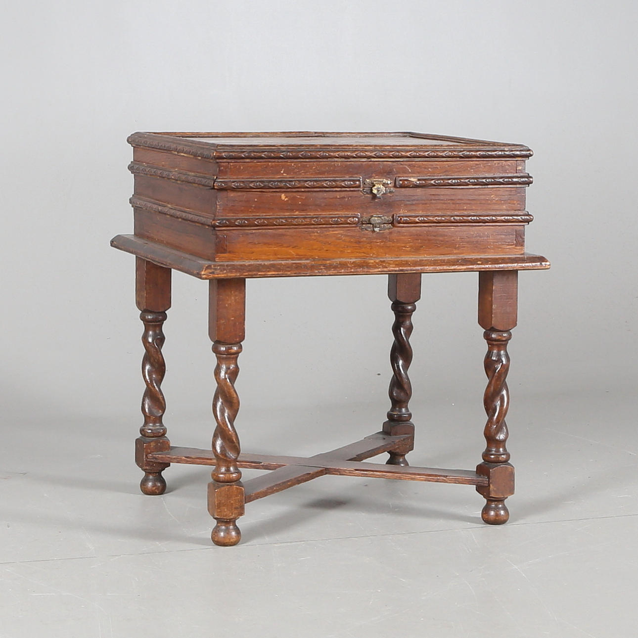 SYSKRIN, på benställning, barockstil, 1900-tal.