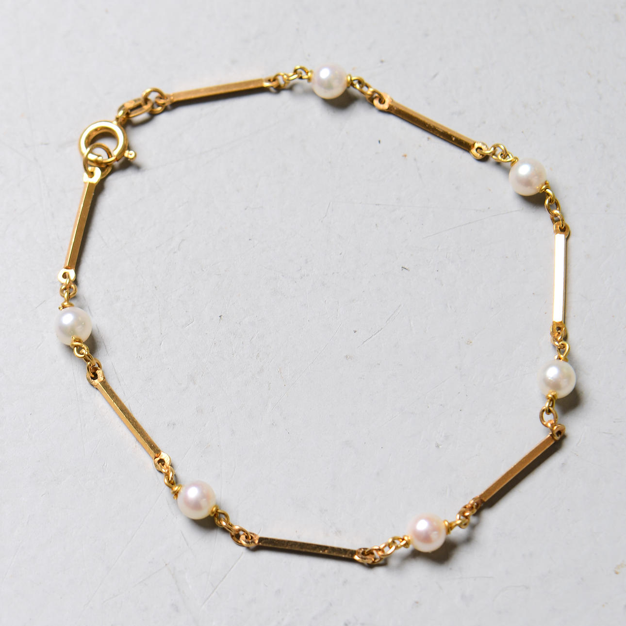 ARMBAND, 18k guld samt pärlor.