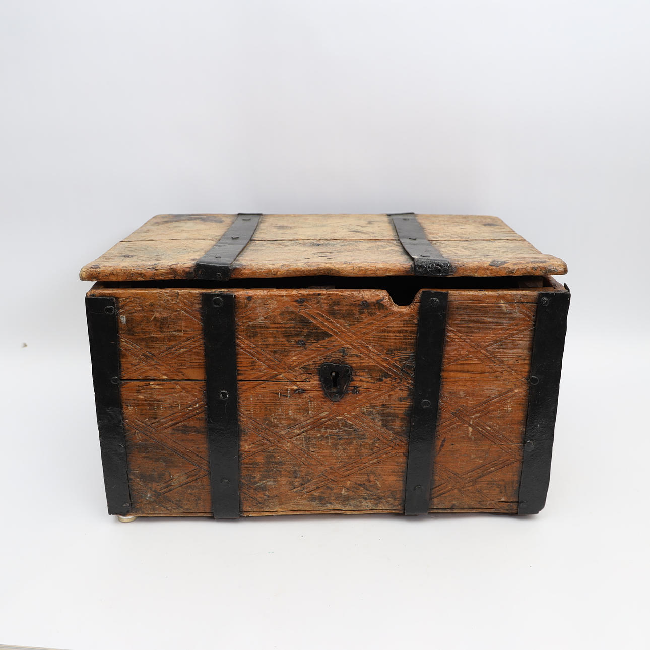 CHEST, 17th-18th century, Lima, Västerdalarna.