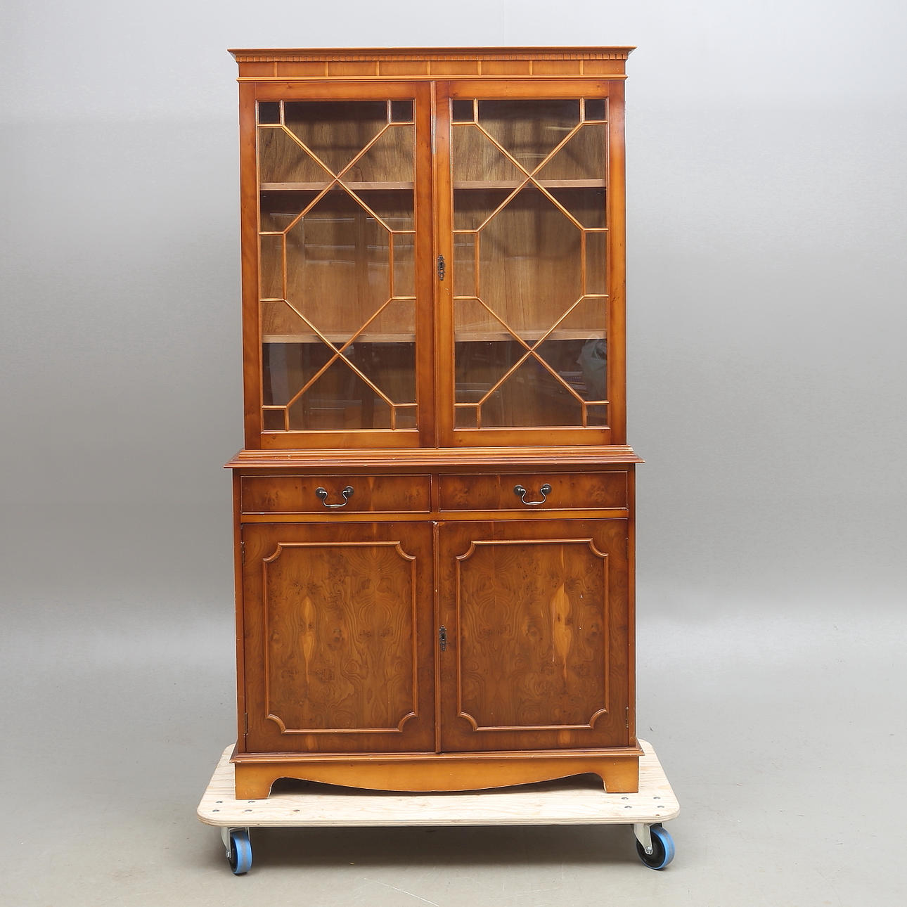 SKÅP MED VITRINÖVERDEL, engelsk stil, 1900-talets slut.