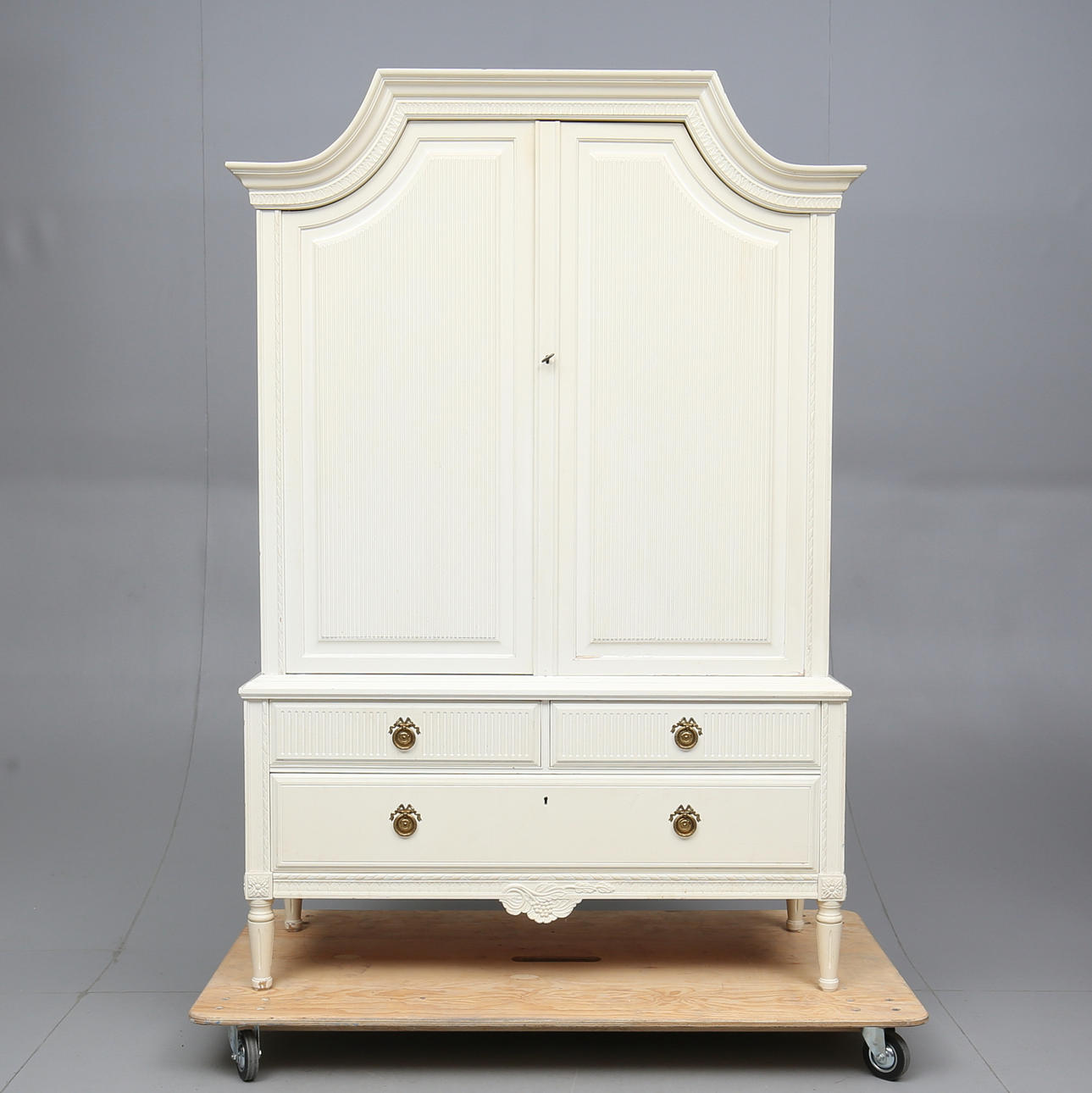 MATSALSSKÅP, gustaviansk stil, 1900-talets andra hälft.