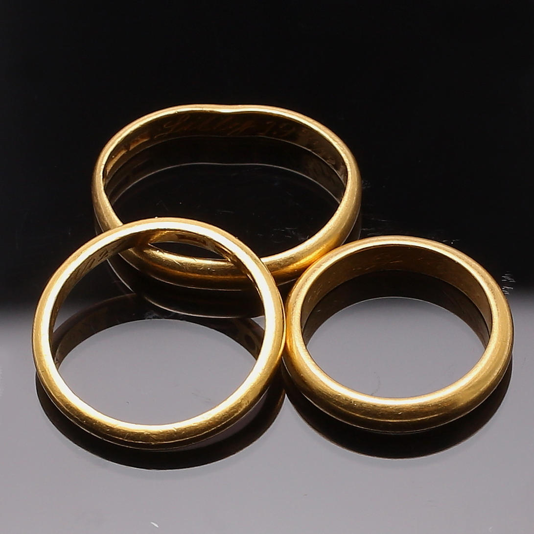 RINGAR, 3 st, 23K guld, 1900-tal, vikt 23,86 gram.