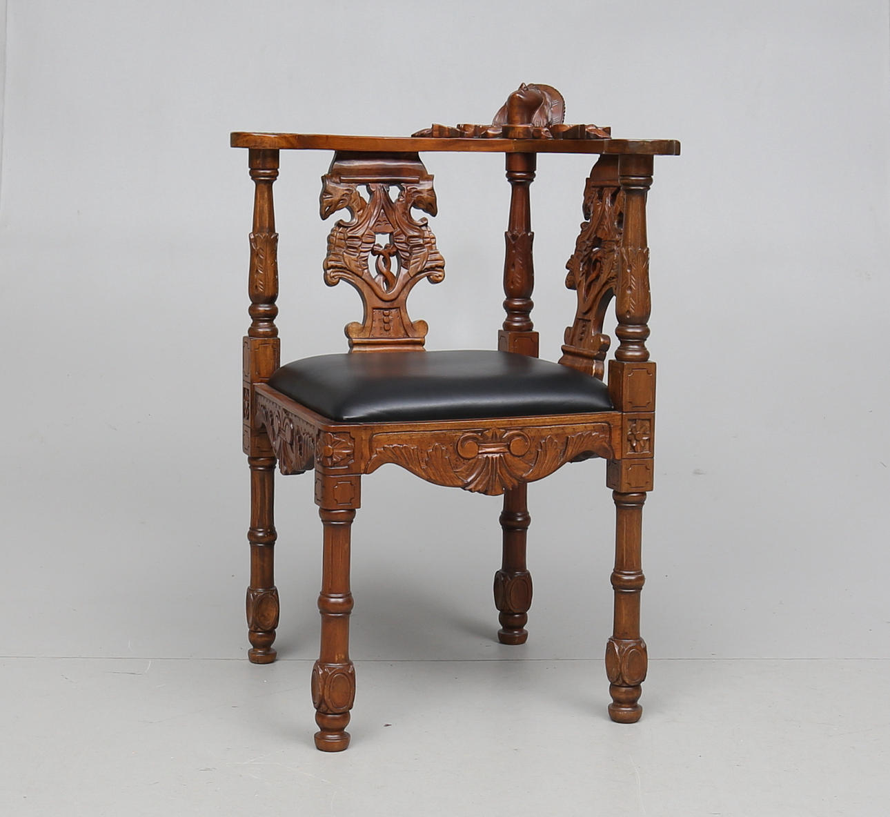 PUDERSTOL, rikt skuren valnöt, 1900-tal.