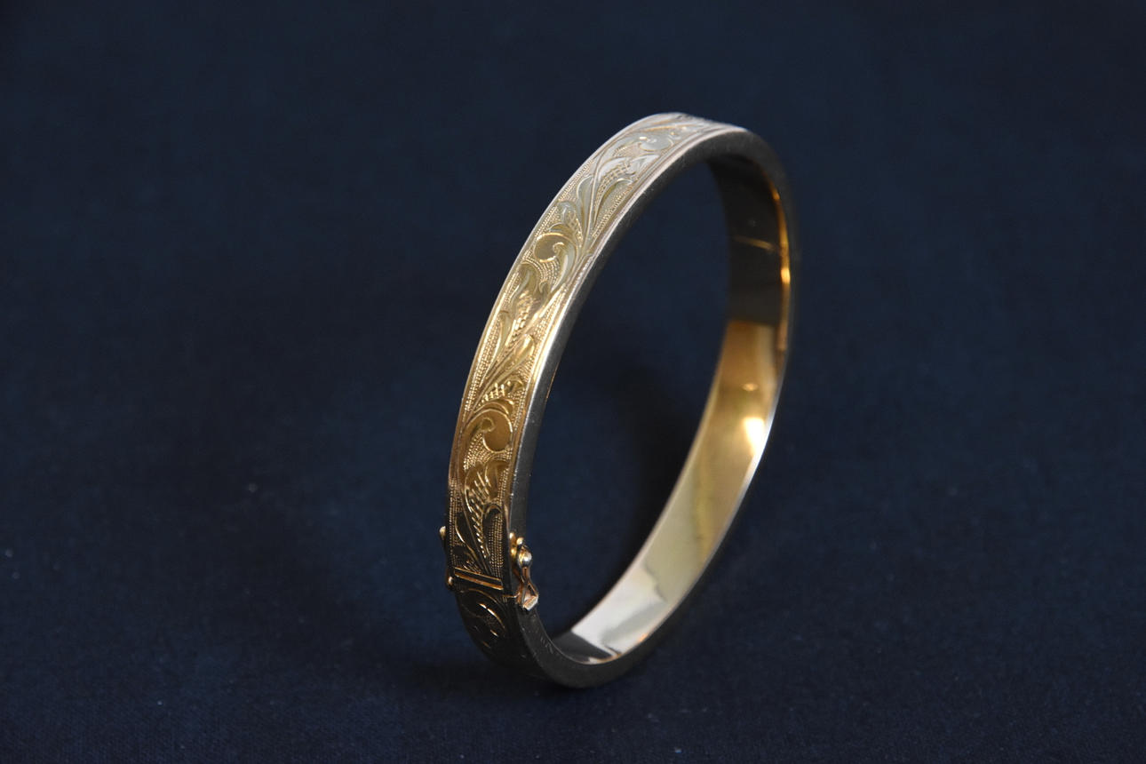 ARMBAND,stelt 18 K guld, vikt 15 g.