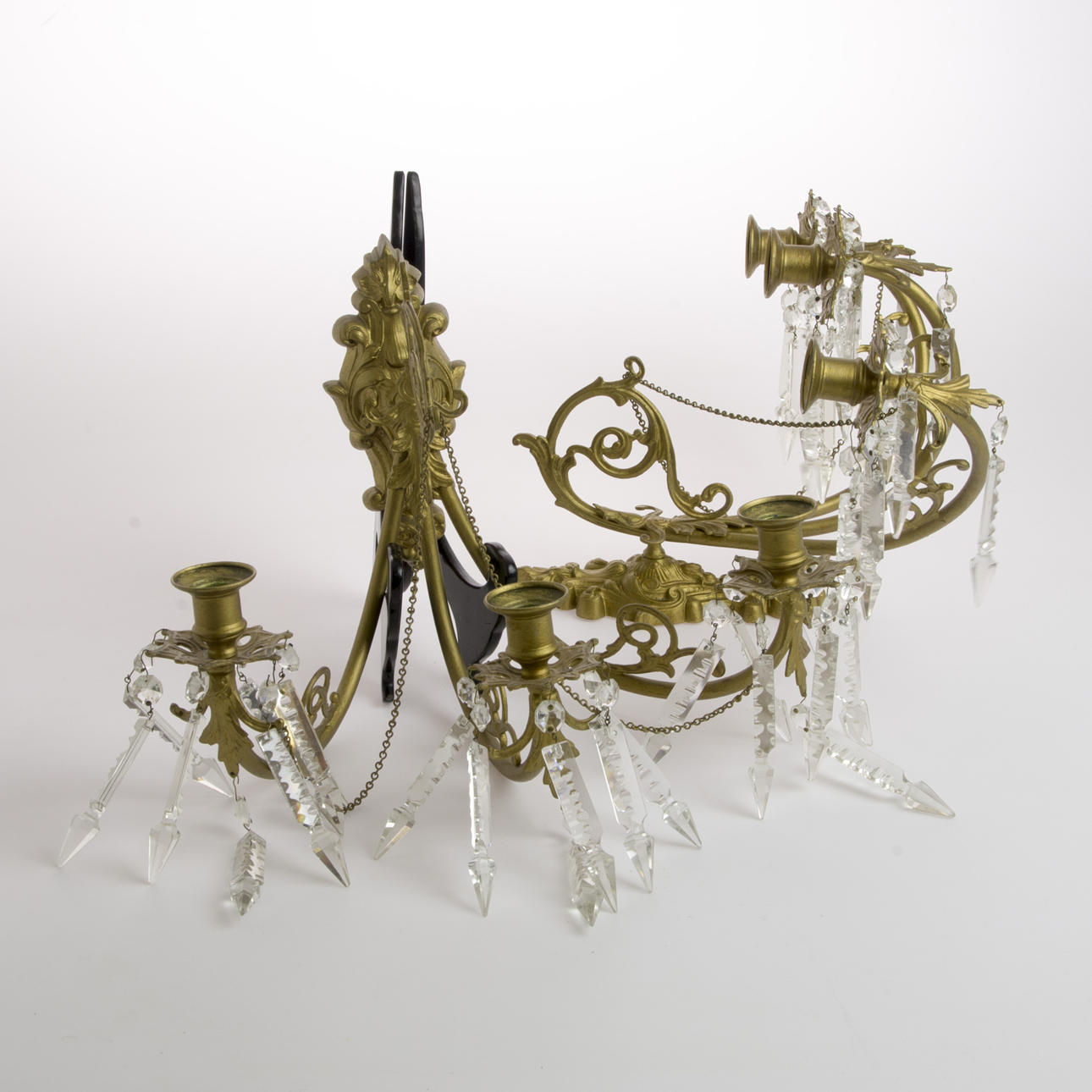 VÄGGLAMPETTER, 1 par, förgylld metall med prismor, oscarianska.
