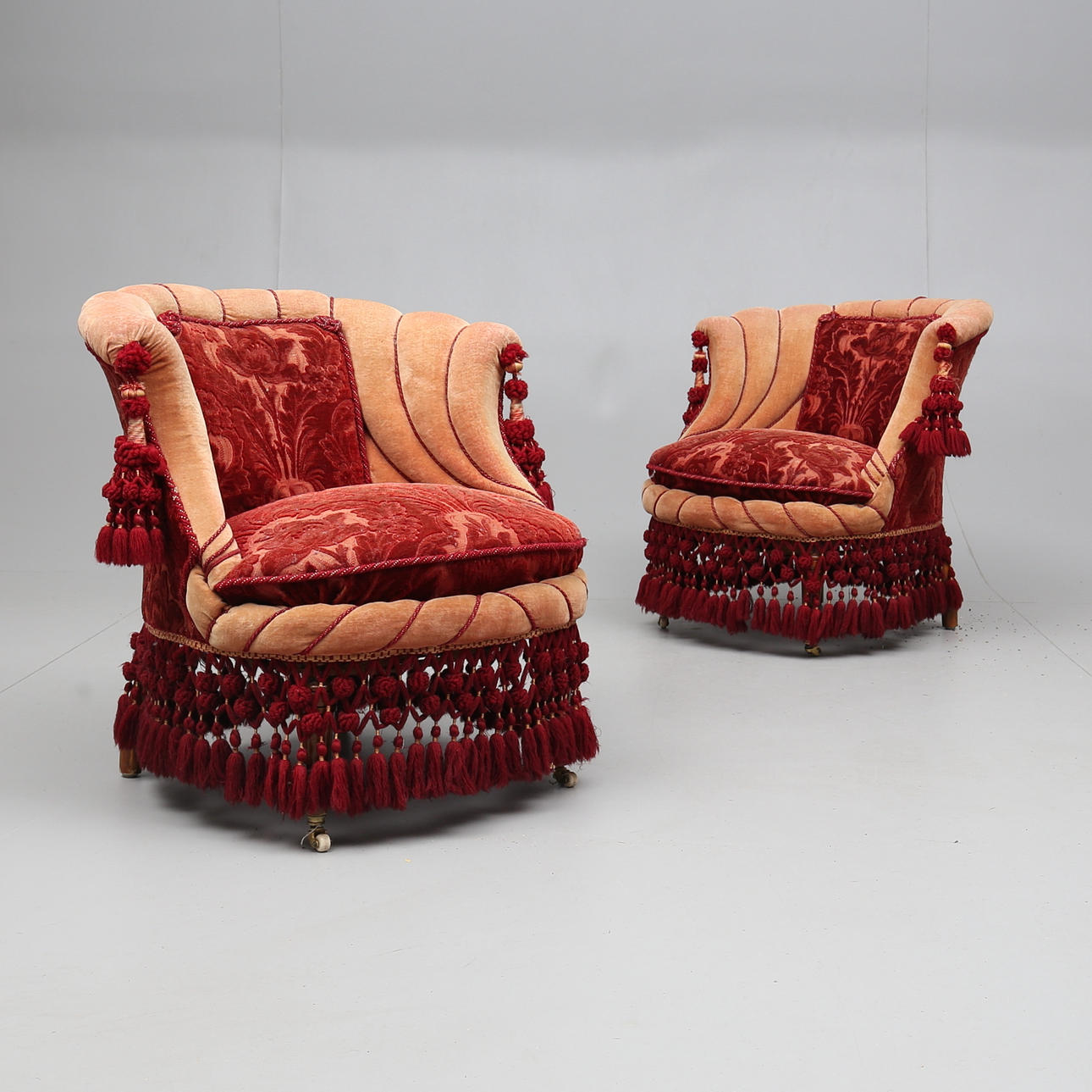 FÅTÖLJER, ett par, tapetserarstil, 1800-talets andra del.