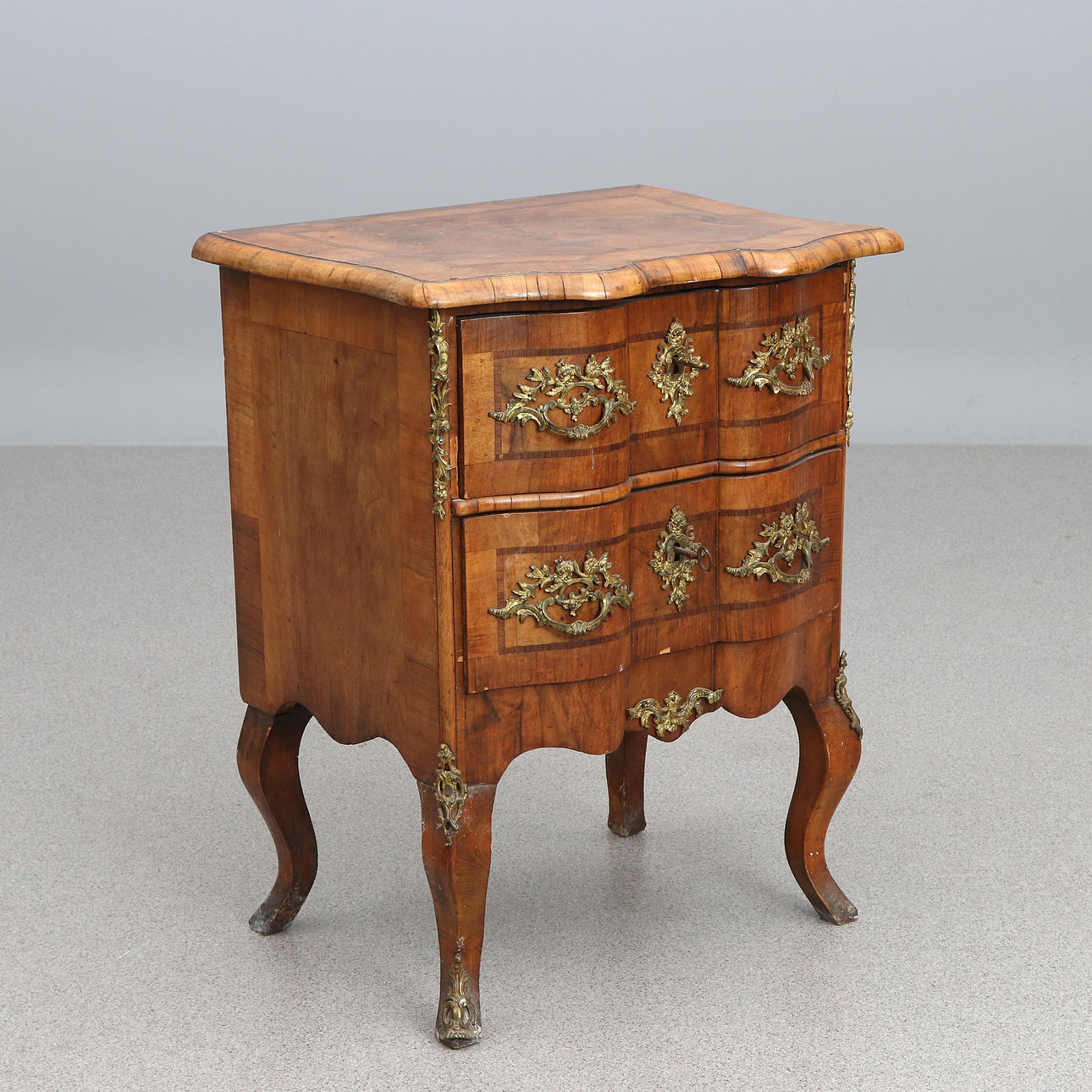 BYRÅ. Valnöt. Barockstil, 1800-tal.