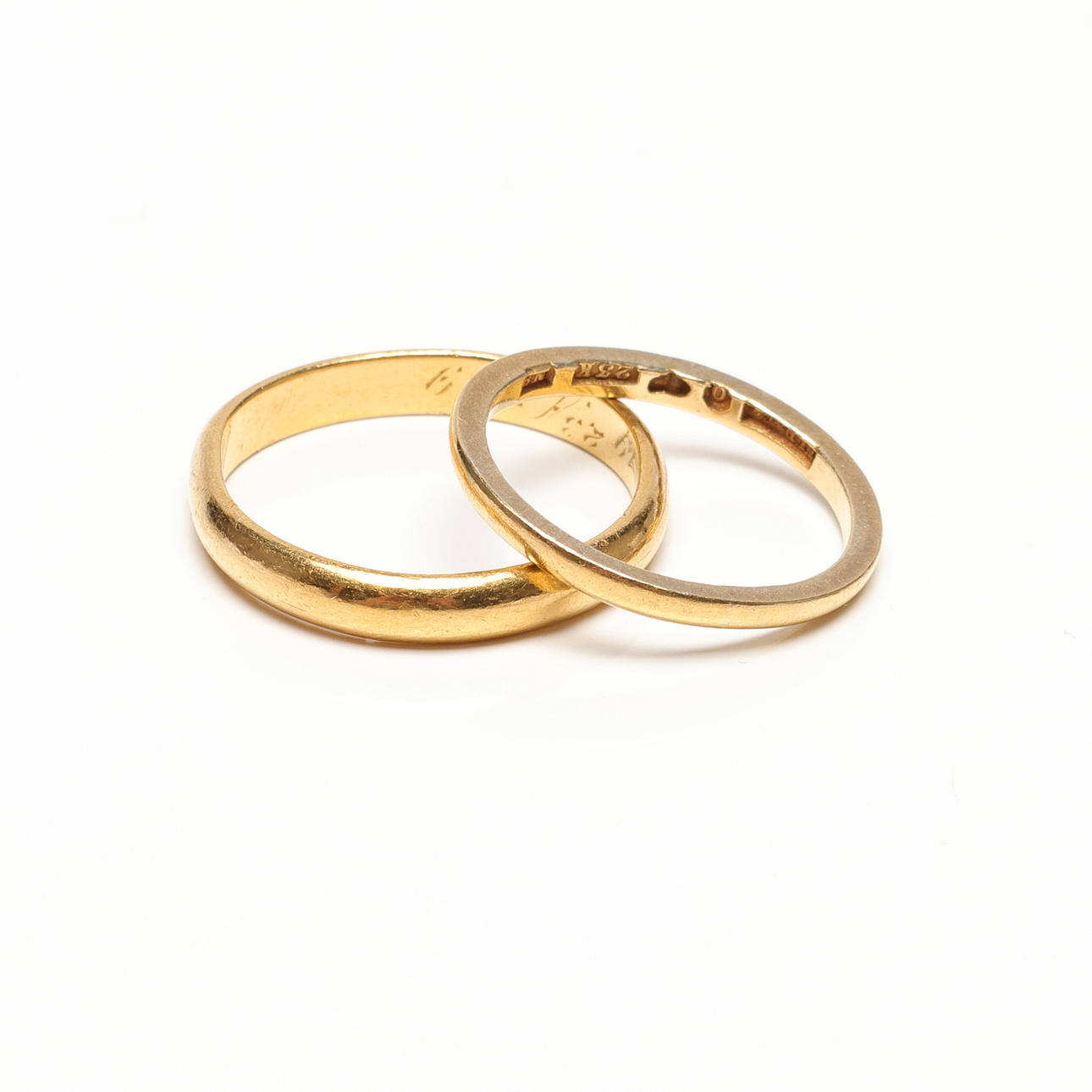 RINGAR, två stycken, guld, 23k, ca 8,2 gram.