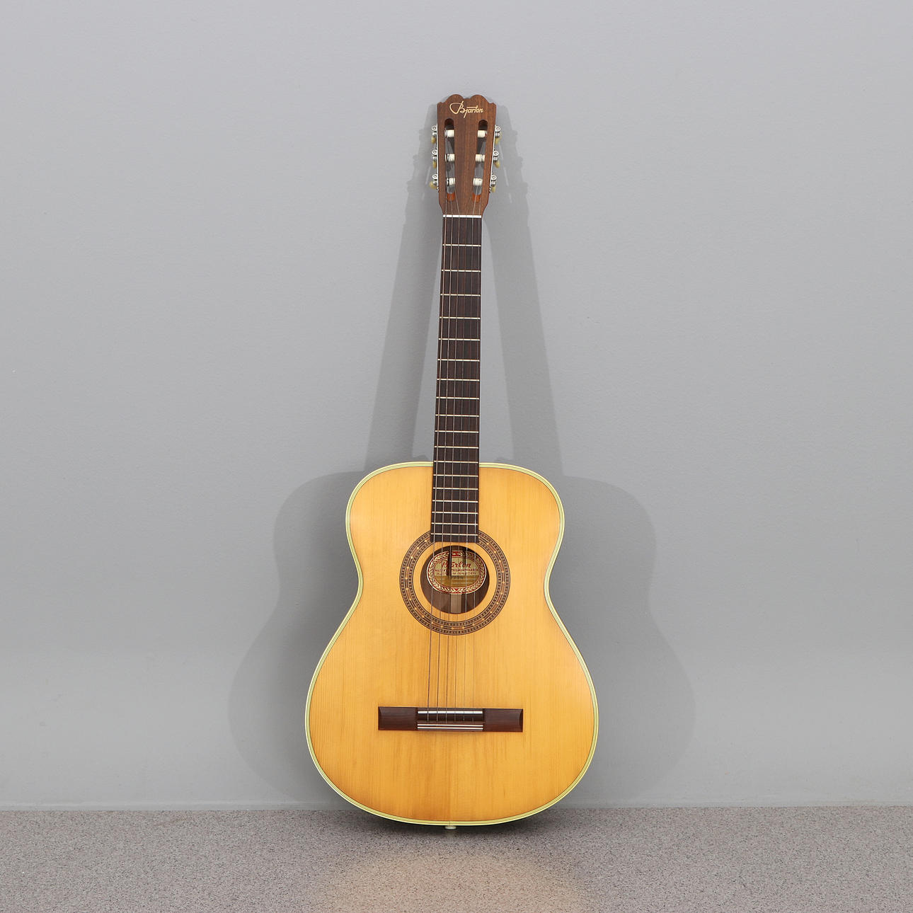 BJÄRTON, AKUSTISK GITARR. Serienr 19934.