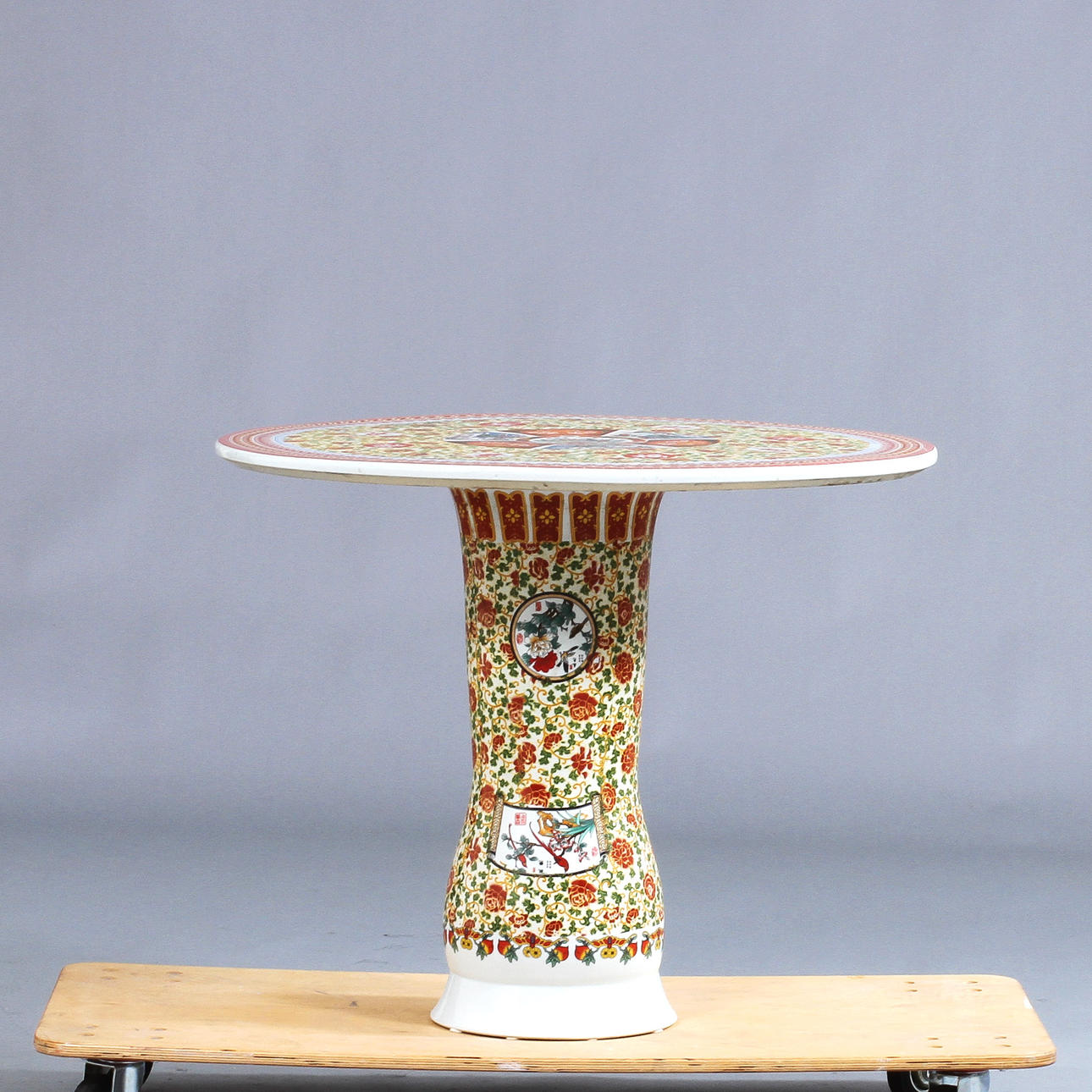 BORD och PALLAR, porslin, 4 delar, orientaliskt 19/2000-tal.