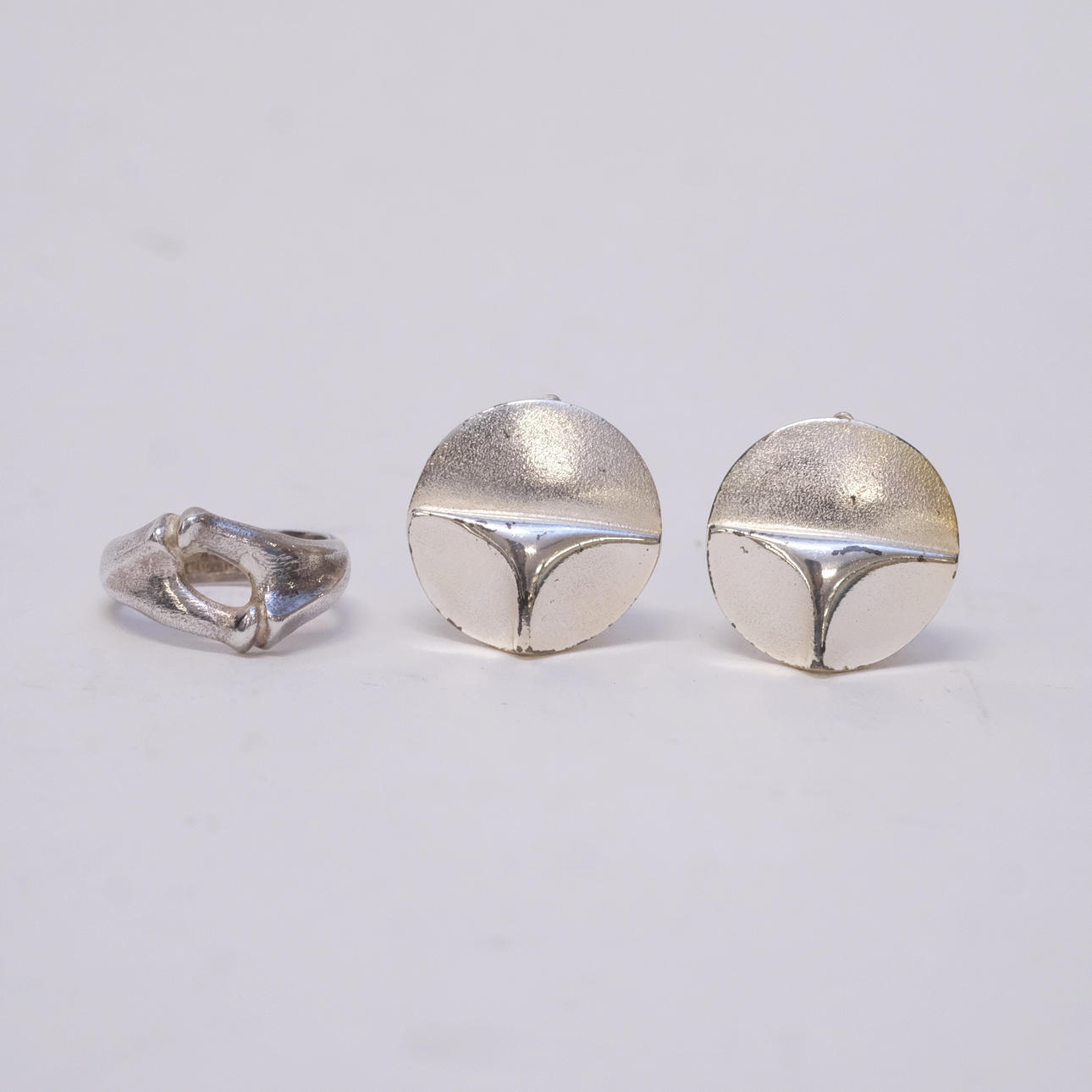 RING OCH ETT PAR ÖRONCLIPS, LAPPONIA.