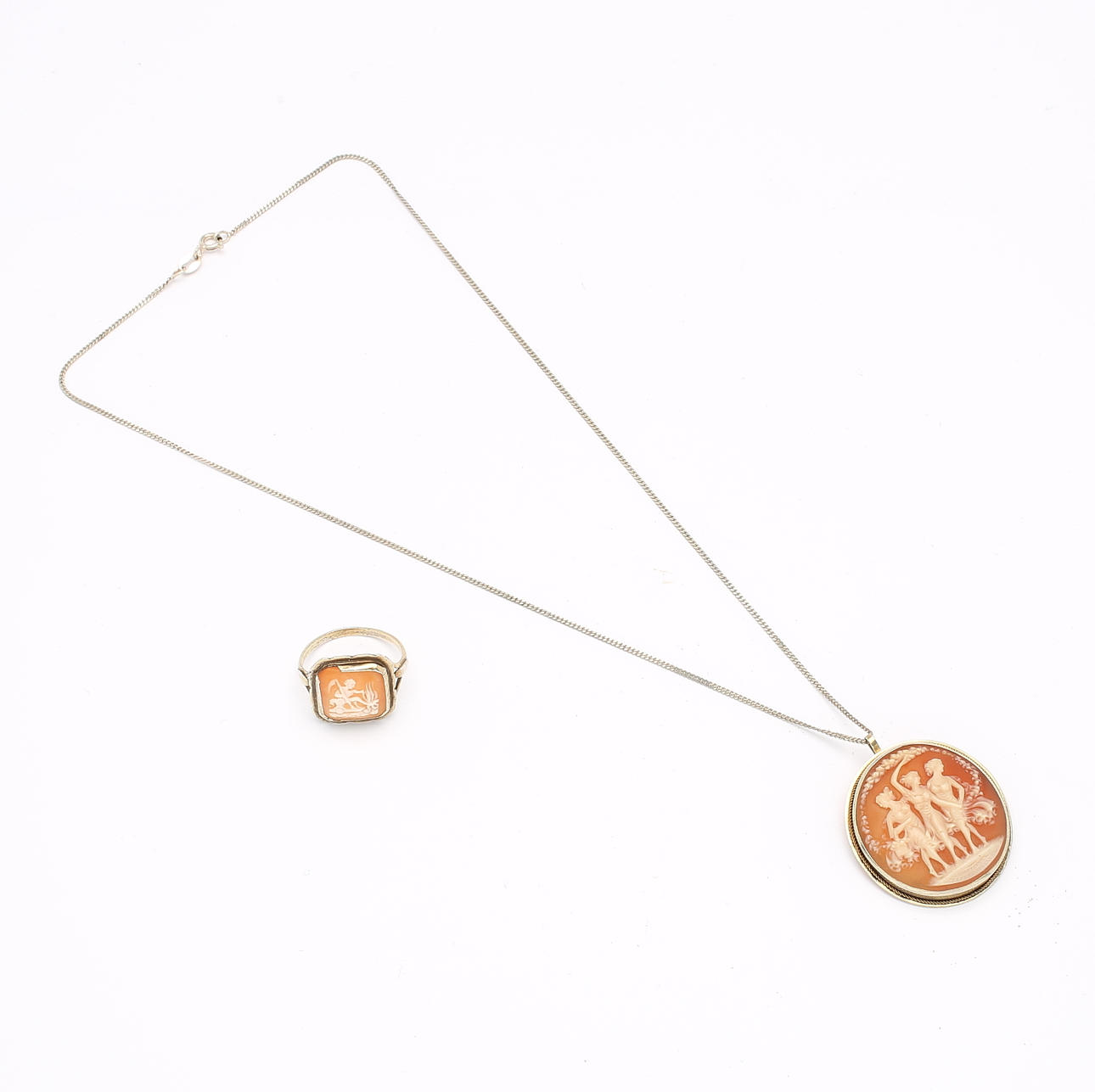 CAMÉ, hänge/brosch med halsband samt ring, silver.