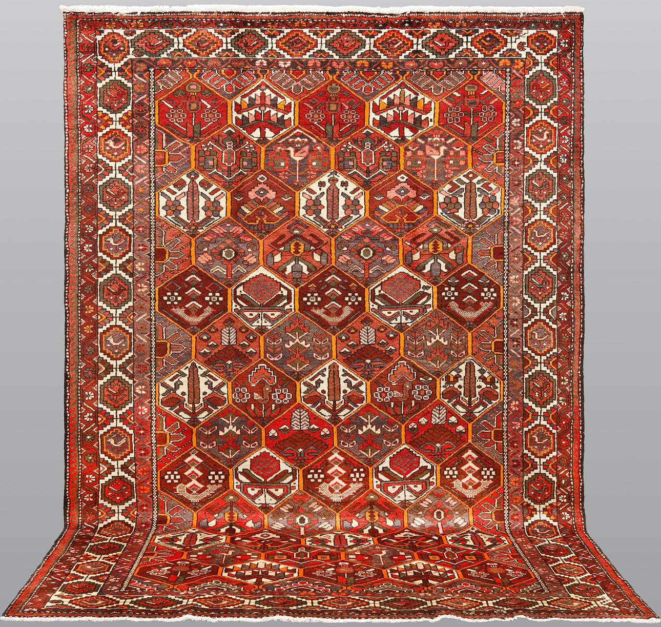 CARPET. Figural Bakhtiari, 300 x 208 cm.