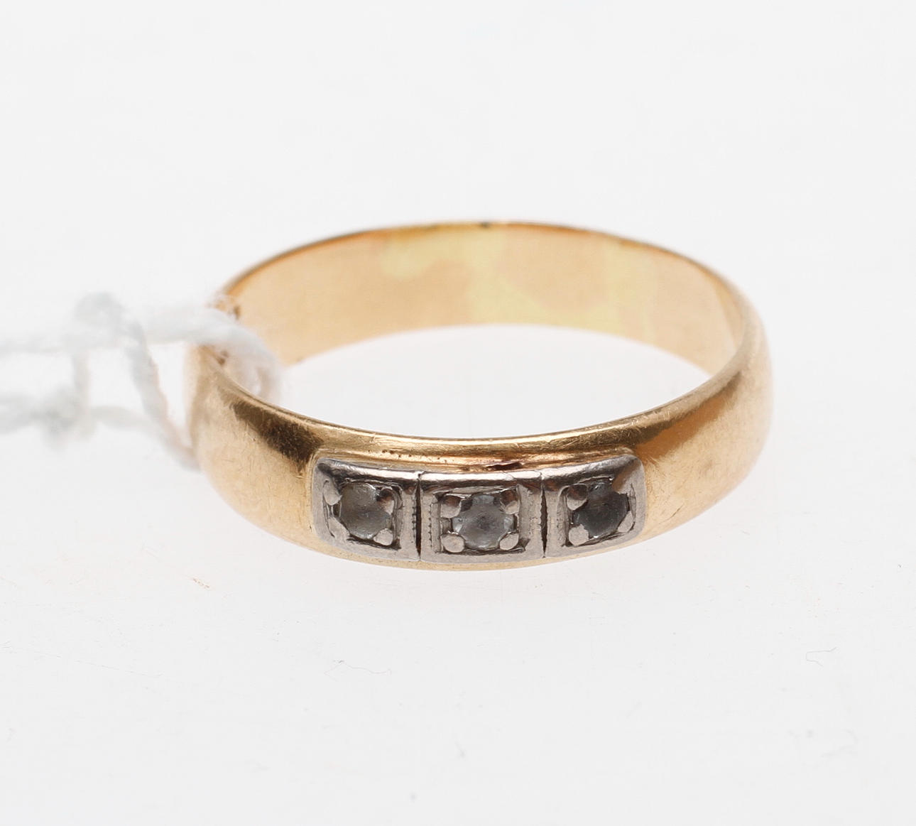 RING, 18k guld, med stenar, vikt totalt 3,8 gr.