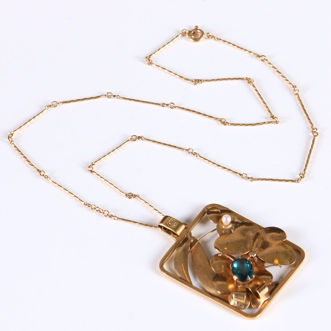 HÄNGE, med blå sten samt odlad pärla, samt halskedja, 18 k guld, Smyckeboden Ture Hellberg, 1945, total vikt ca 18,3 gram.