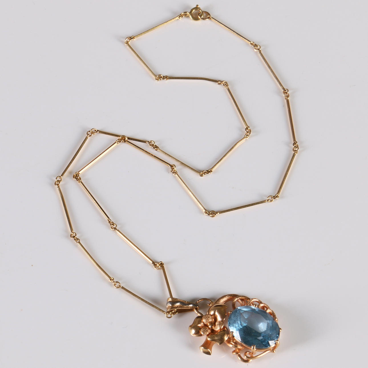 HÄNGE, med blå sten, samt halskedja, 18 k guld, Dahlströms Guldsmedsbolag, 1945, total vikt ca 15,3 gram.