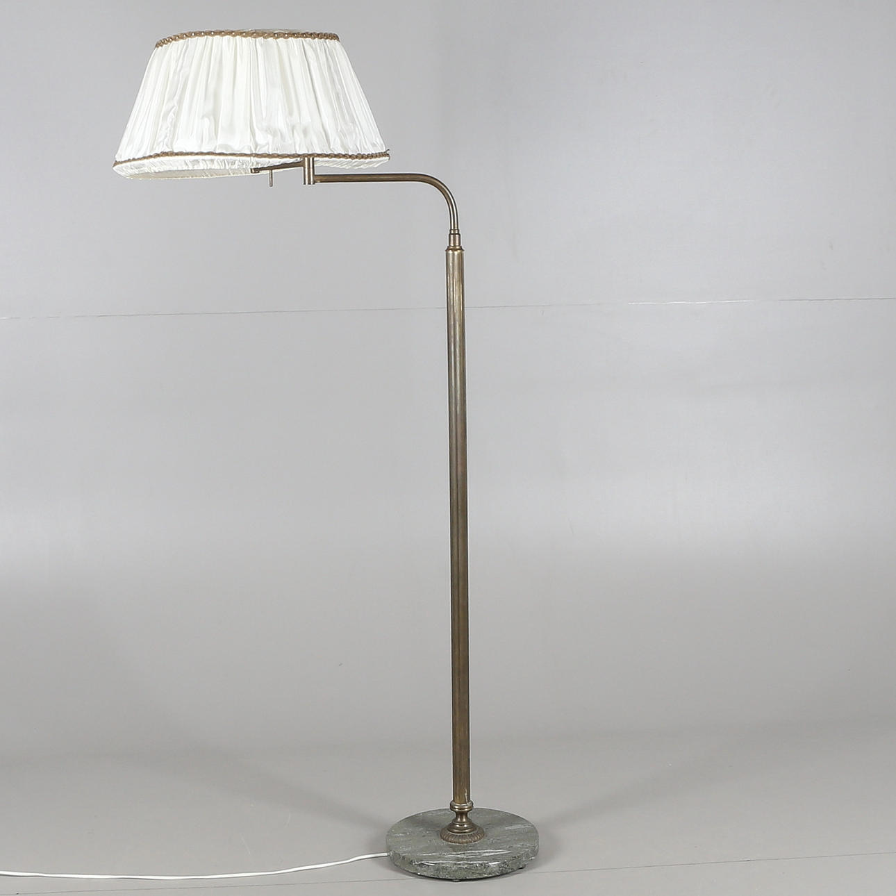 GOLVLAMPA, metall/marmor, 1900-tal.