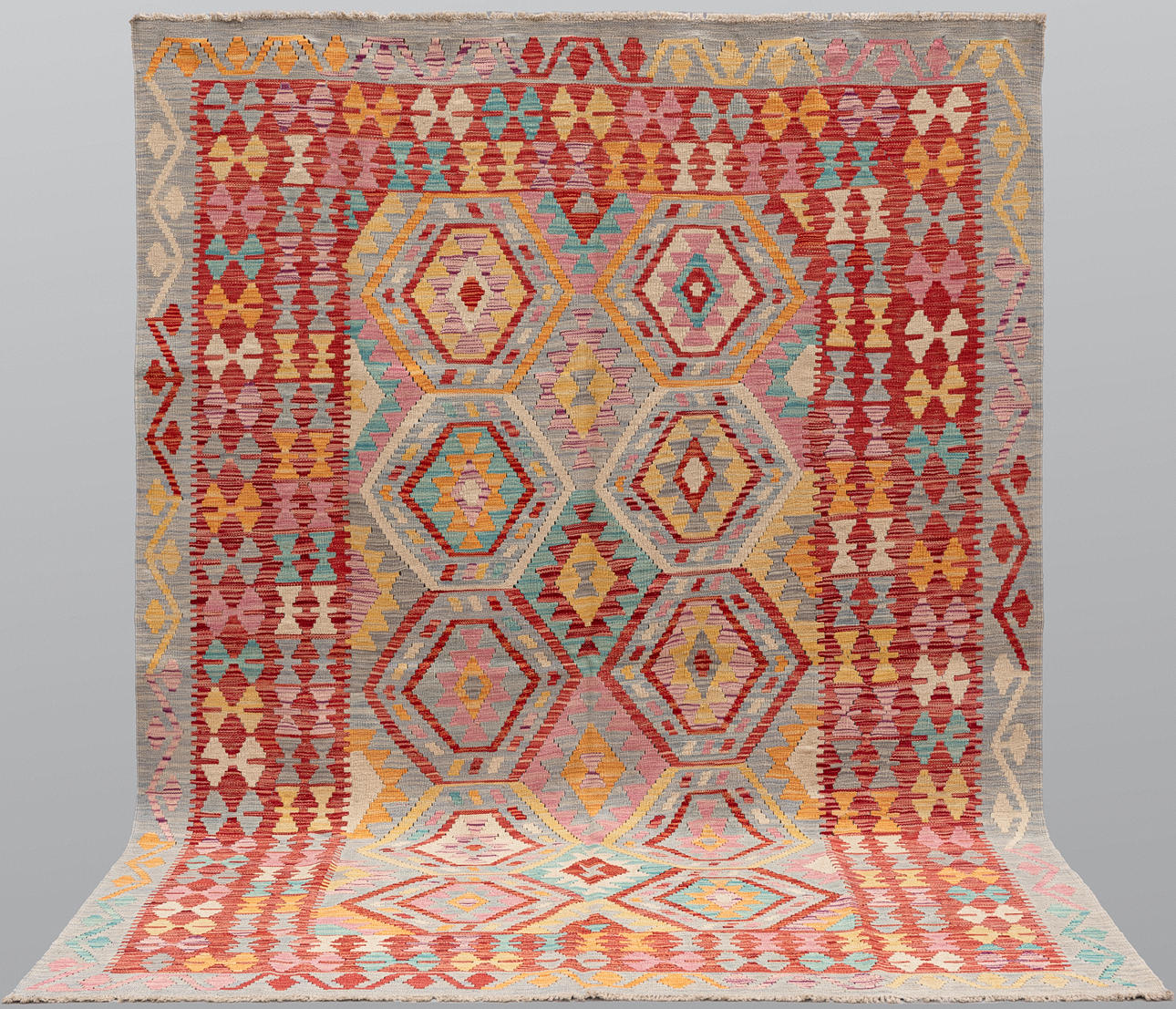 MATTA. Kelim klassisk design, 241 x 175 cm.