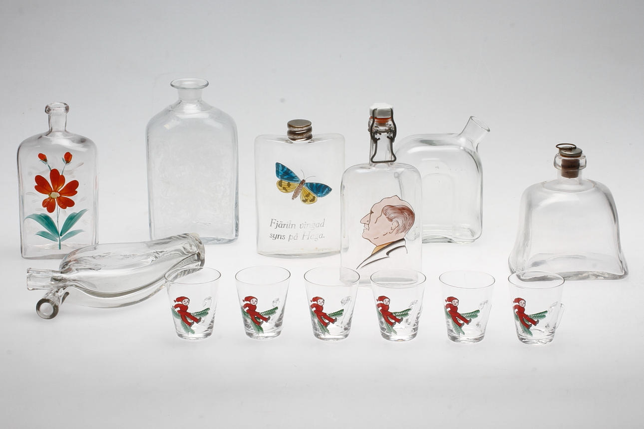 PLUNTOR och KARAFFER samt GLÖGGLAS, 13 delar. Glas, 1900-tal.
