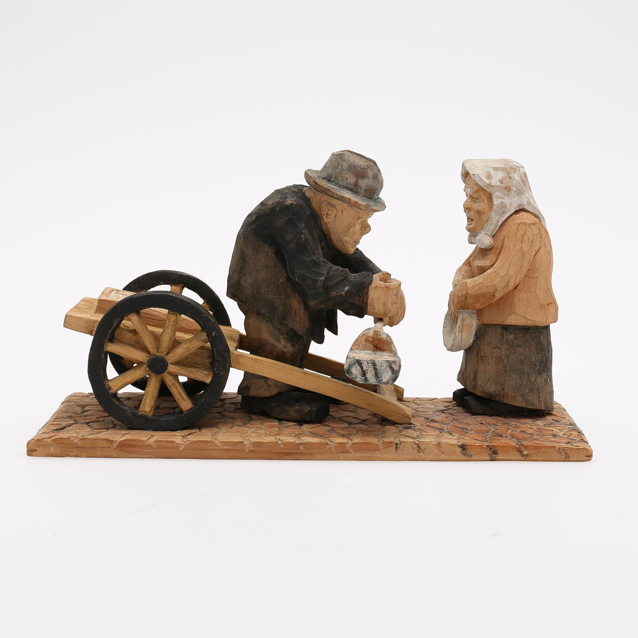 HILMER JOHANSSON. Skulptur. Fiskförsäljare med kund, snidat trä, signerad och daterad 1953.