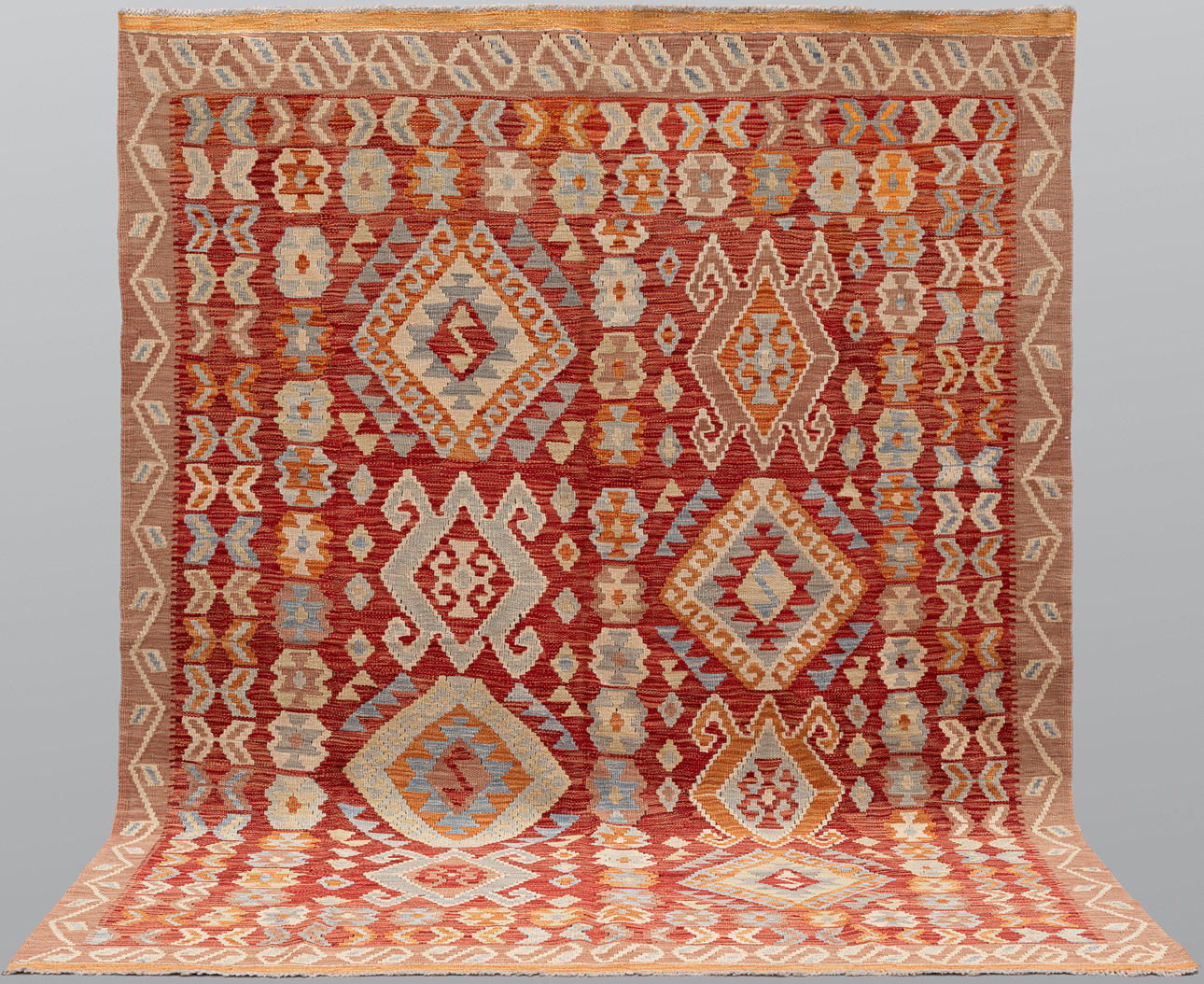 MATTA. Kelim klassisk design, 236 x 186 cm.