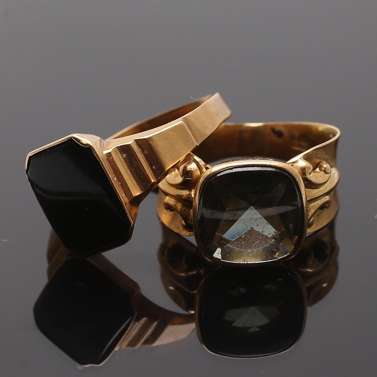 RINGAR, 2 st, 18K guld, Hallberg Guldvarufabrik samt Ceson Guldvaru, 1900-tal, totalvikt 7,45 gram.