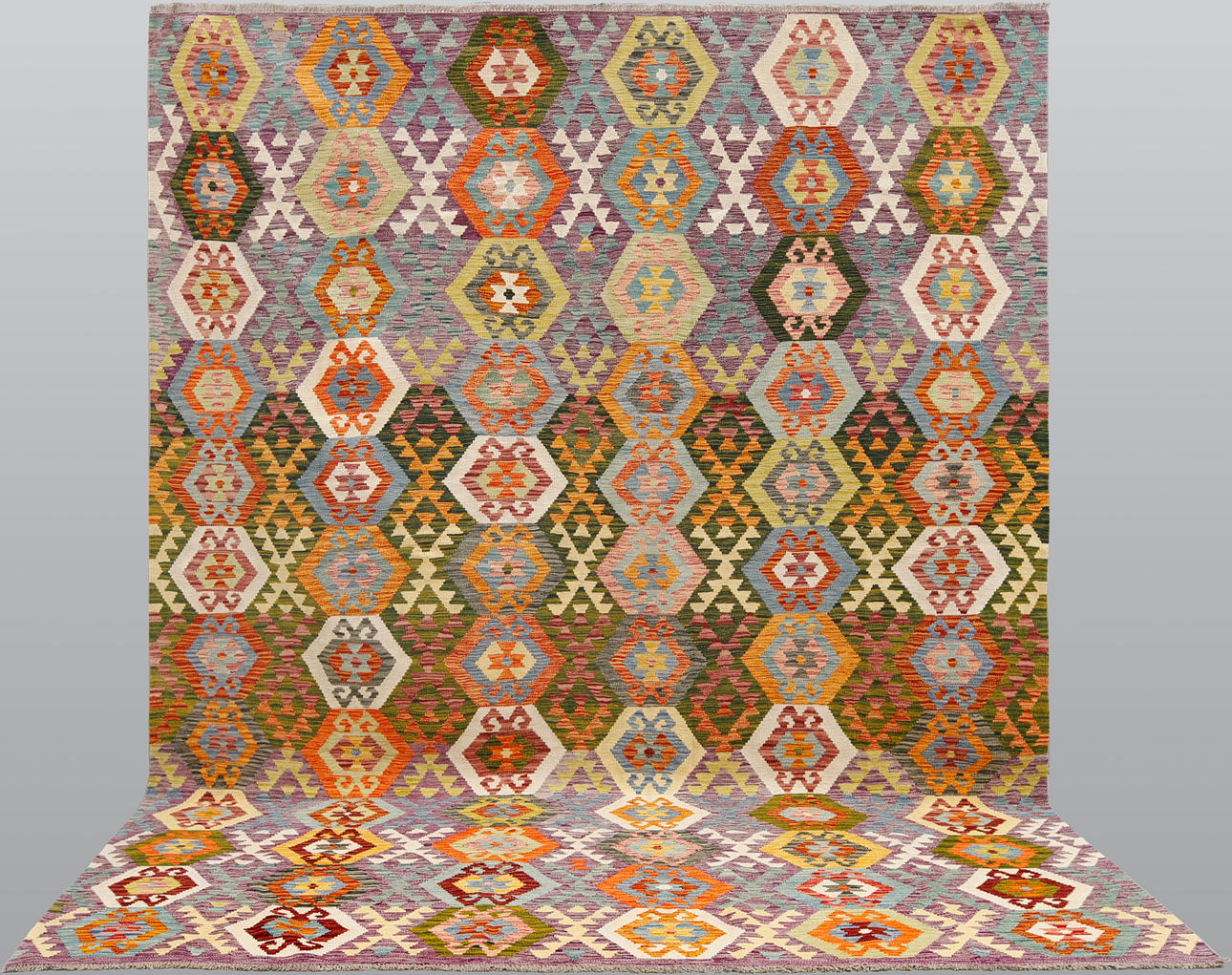 MATTA. Kelim klassisk design, 334 x 254 cm.