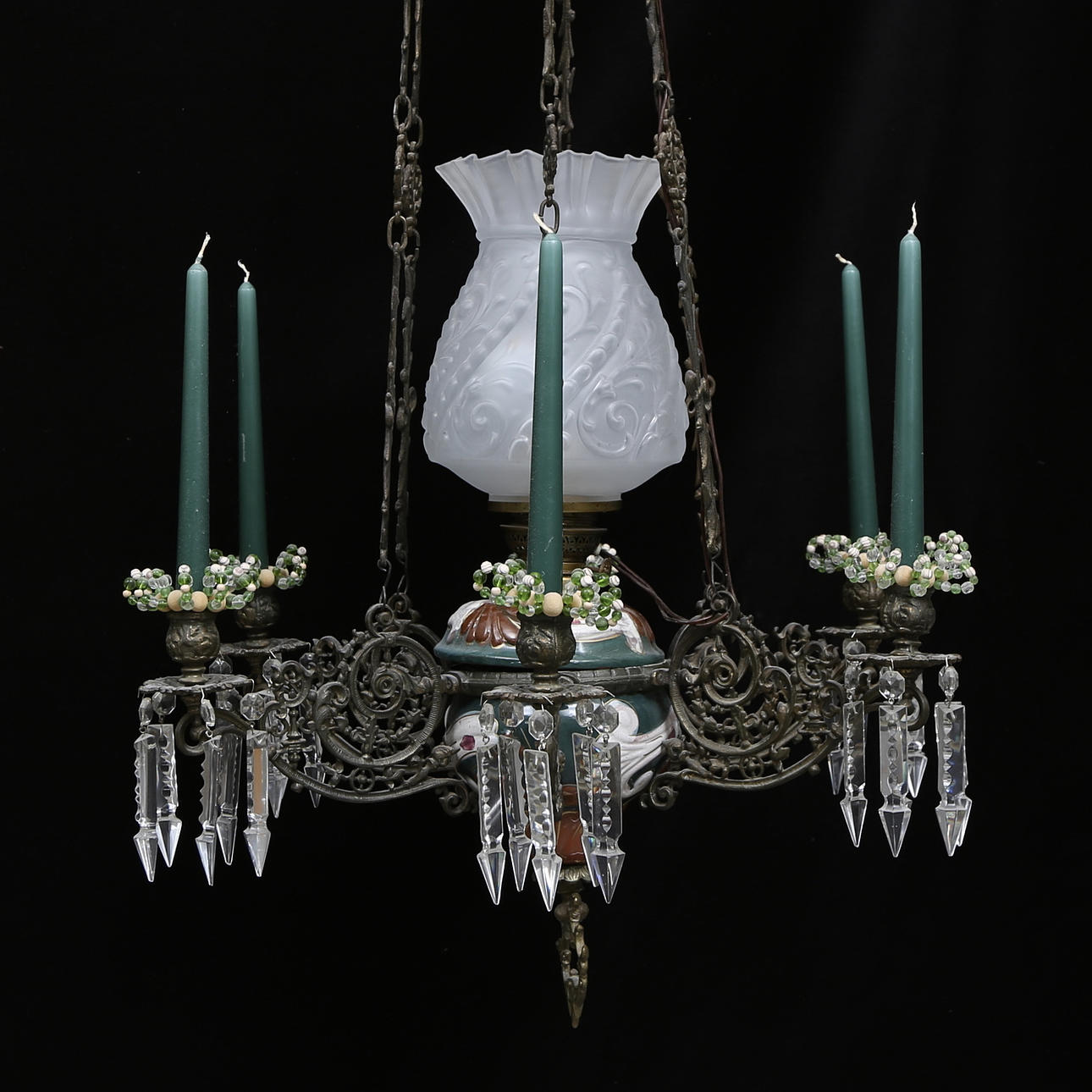 TAKLAMPA, elektrifierad fotogen, majolika, längd ca. 55 cm.