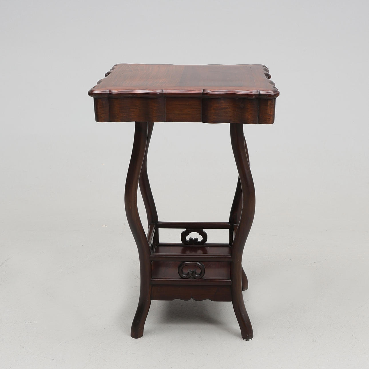 BORD. Sideboard, ruyi-dekor, Kina.
