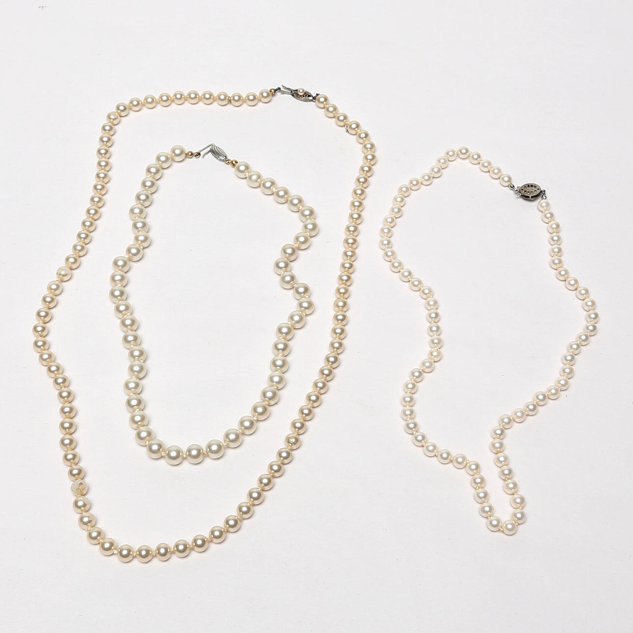 HALSBAND, 3 st, silverlås/pärlor.