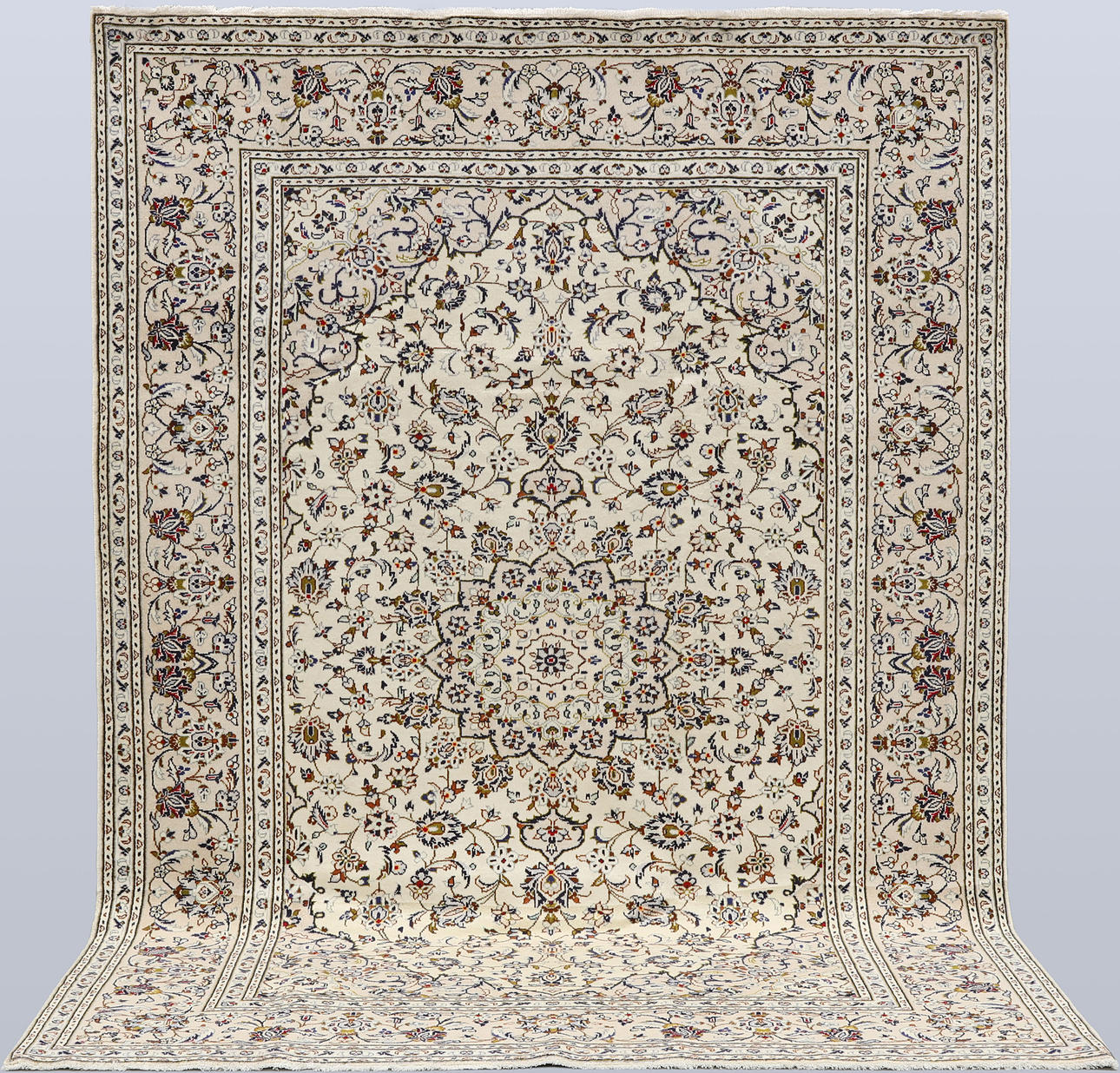 MATTA. Ljus Keshan fine, 300 x 202 cm.