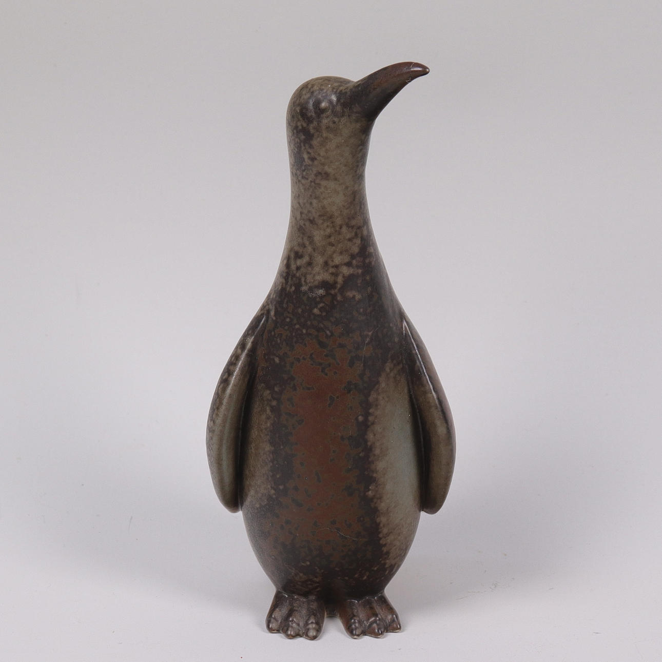 GUNNAR NYLUND. figurin i stengods, pingvin, Rörstrand.