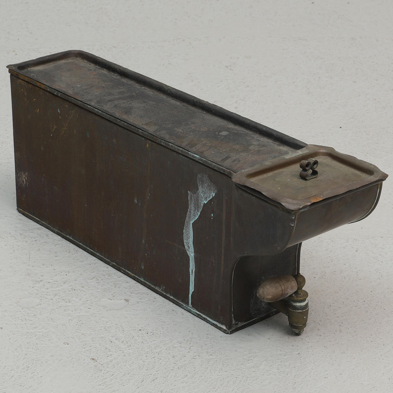 VATTENCISTERN med kran, koppar, 18/1900-tal.
