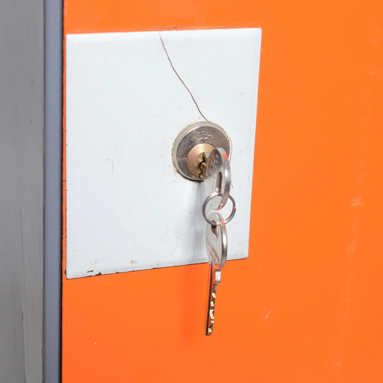 OMKLÄDNINGSSKÅP, plåt.