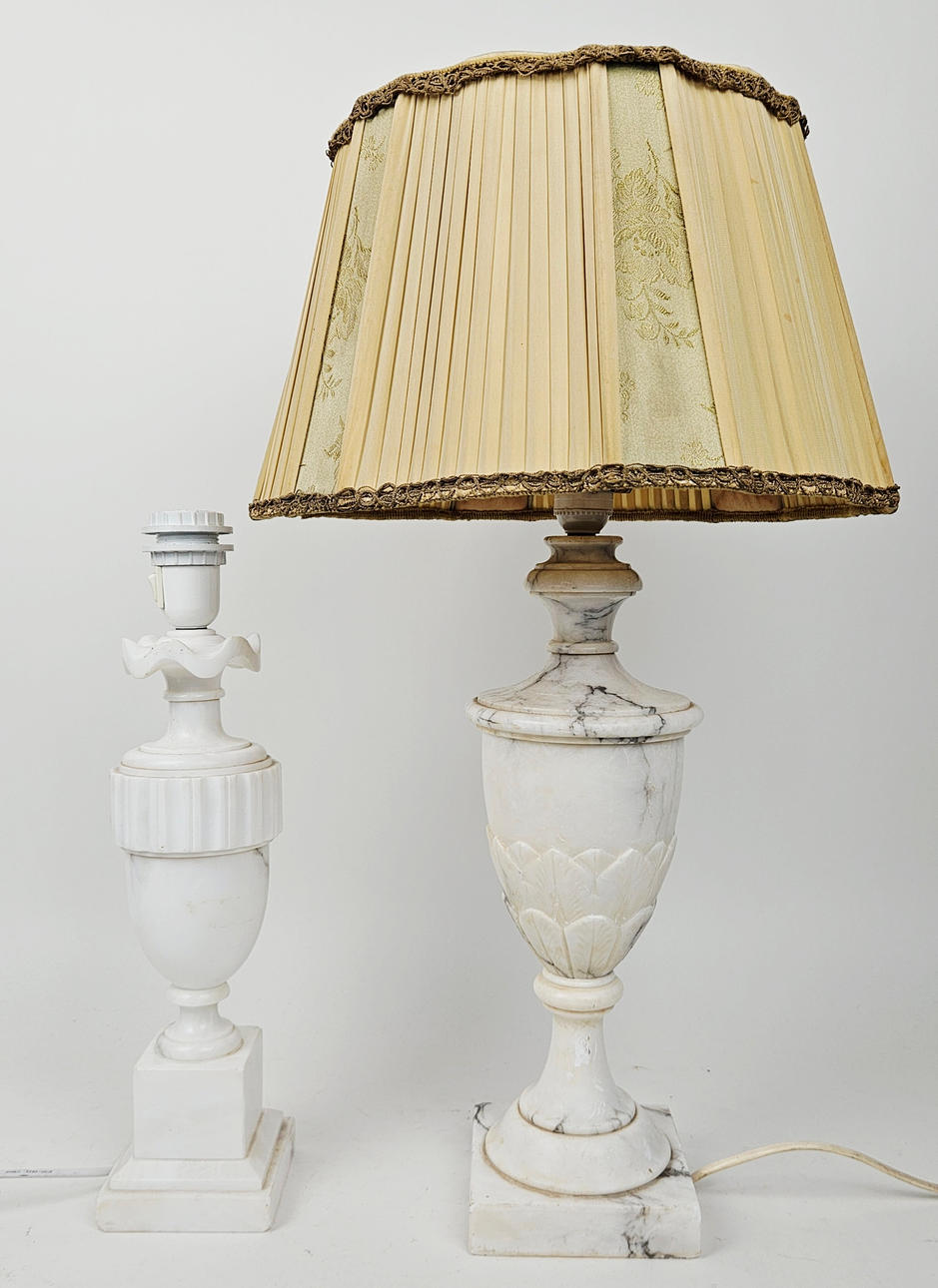 BORDSLAMPOR, 2 st, alabaster, 1900-tal.